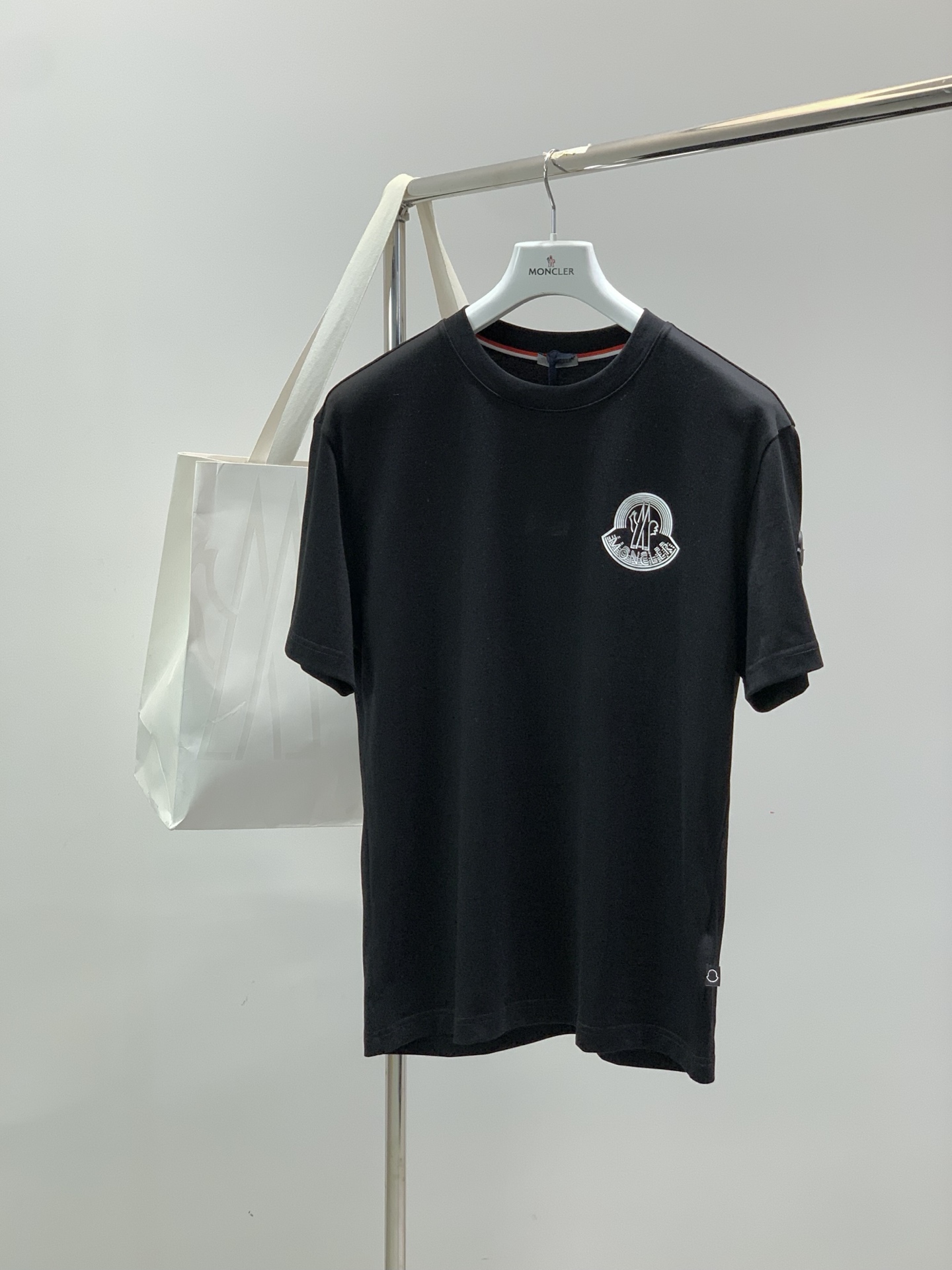 ，Moncler 蒙口，2026夏季最新品，专柜同步有售，原单狠货，时尚休闲圆领短袖T恤，上身舒适！吸睛