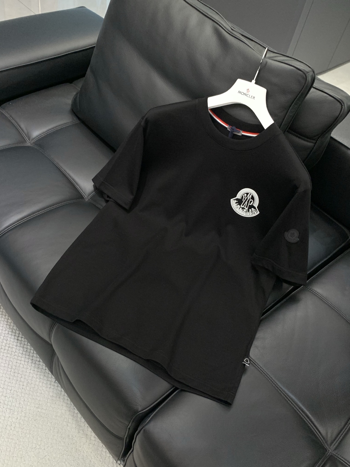 ，Moncler 蒙口，2026夏季最新品，专柜同步有售，原单狠货，时尚休闲圆领短袖T恤，上身舒适！吸睛