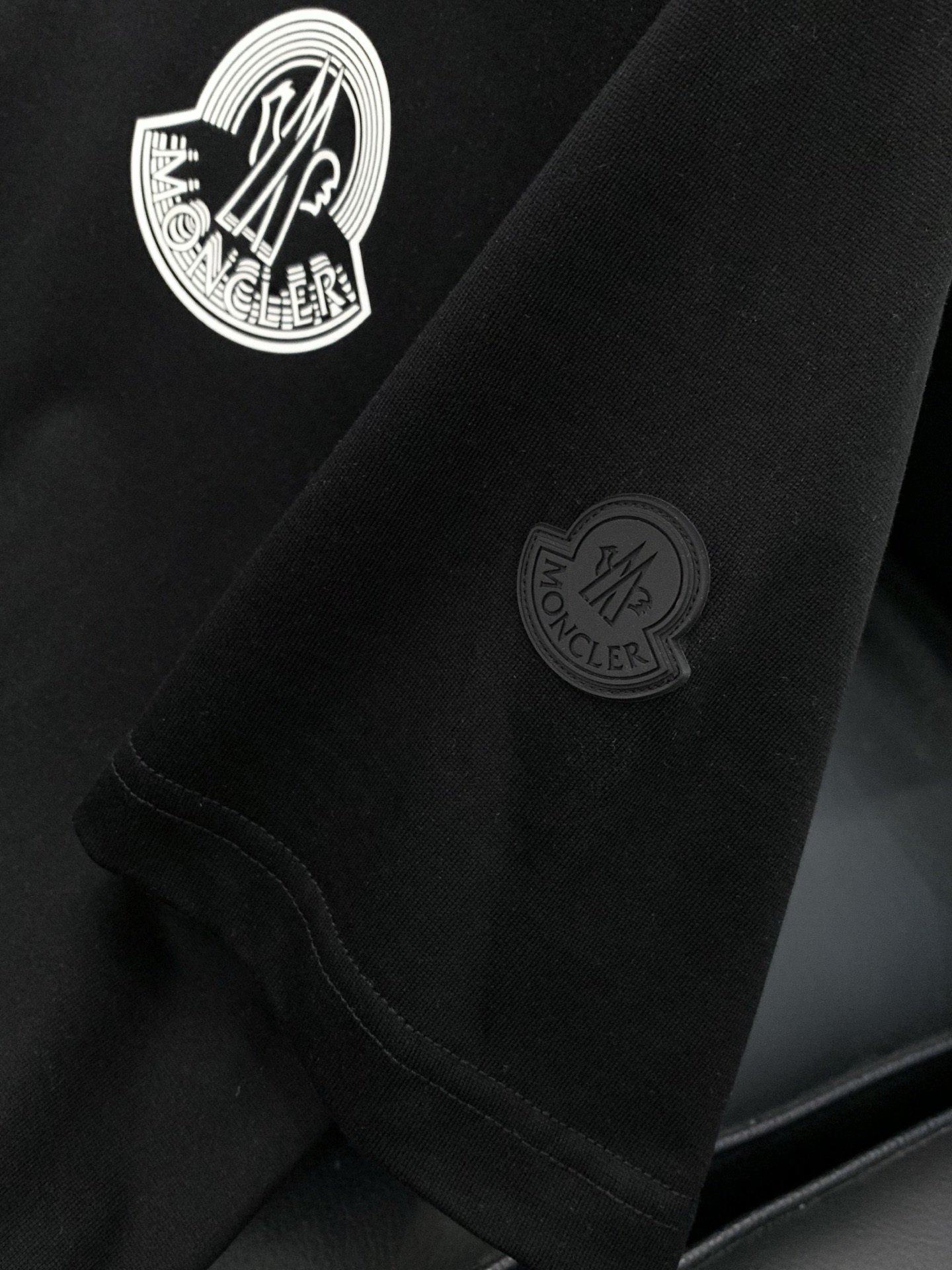 ，Moncler 蒙口，2026夏季最新品，专柜同步有售，原单狠货，时尚休闲圆领短袖T恤，上身舒适！吸睛