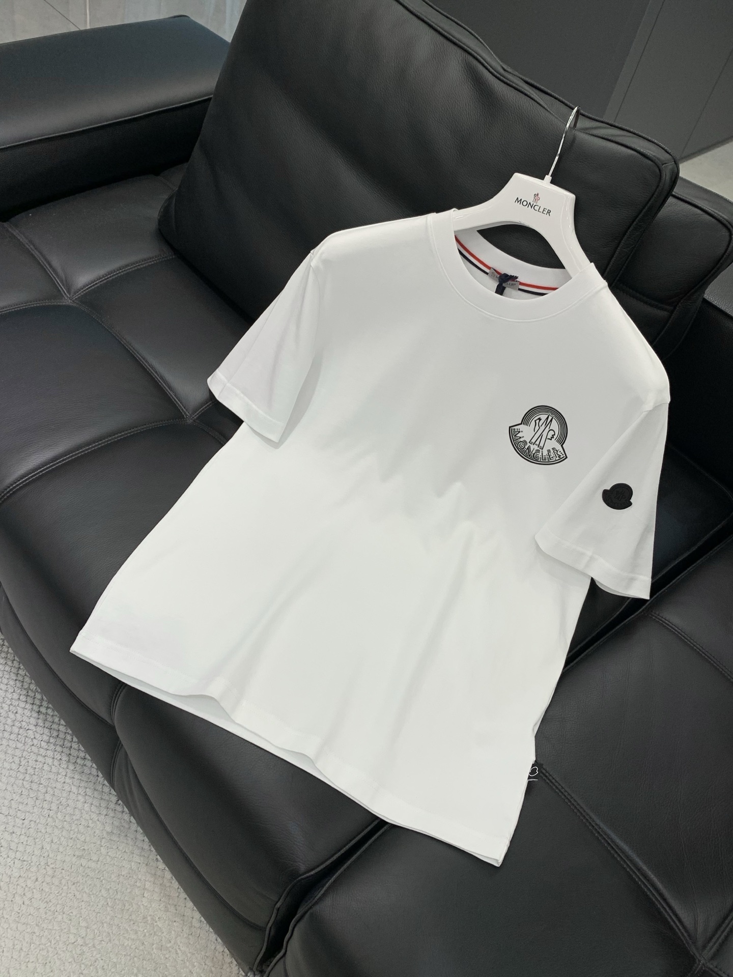 ，Moncler 蒙口，2026夏季最新品，专柜同步有售，原单狠货，时尚休闲圆领短袖T恤，上身舒适！吸睛