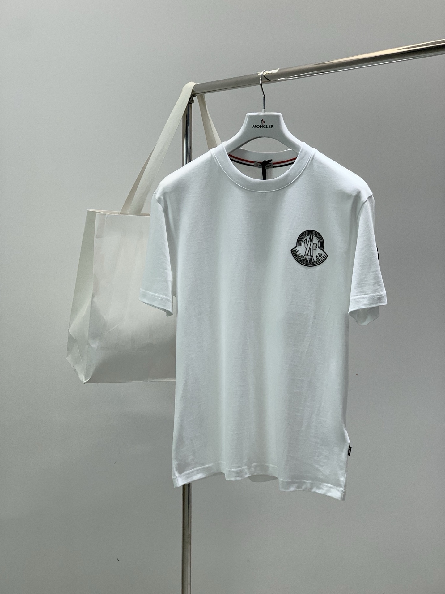 ，Moncler 蒙口，2026夏季最新品，专柜同步有售，原单狠货，时尚休闲圆领短袖T恤，上身舒适！吸睛