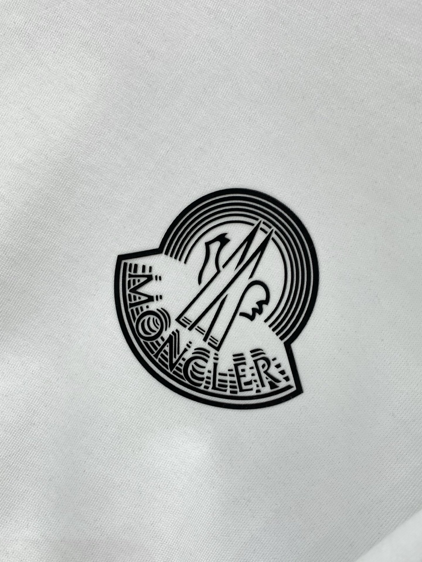 ，Moncler 蒙口，2026夏季最新品，专柜同步有售，原单狠货，时尚休闲圆领短袖T恤，上身舒适！吸睛