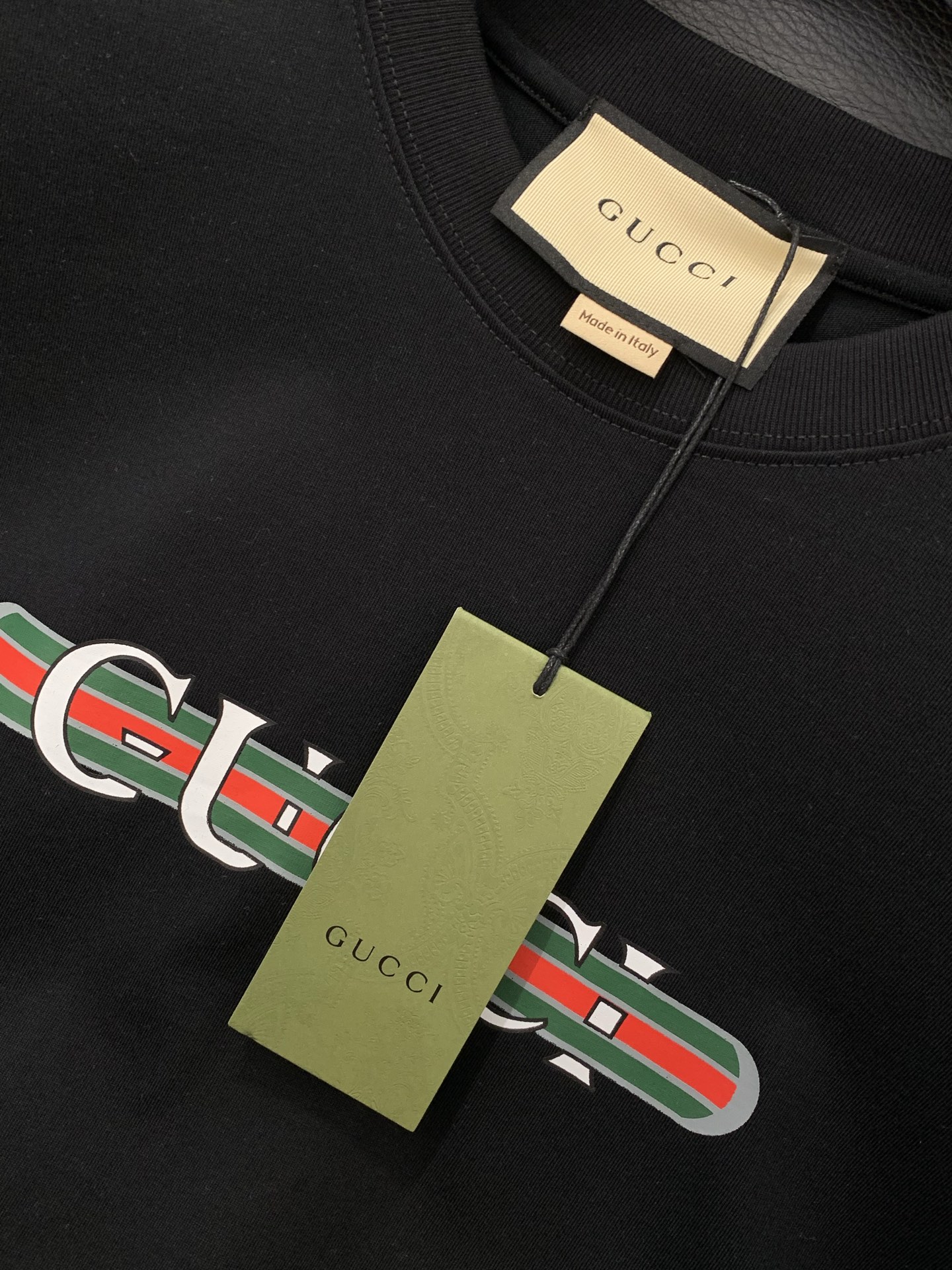 ，Gucci 古驰，2026夏季最新款，专柜同步有售，原单狠货，时尚休闲圆领短袖T恤，上身很有特点！吸睛