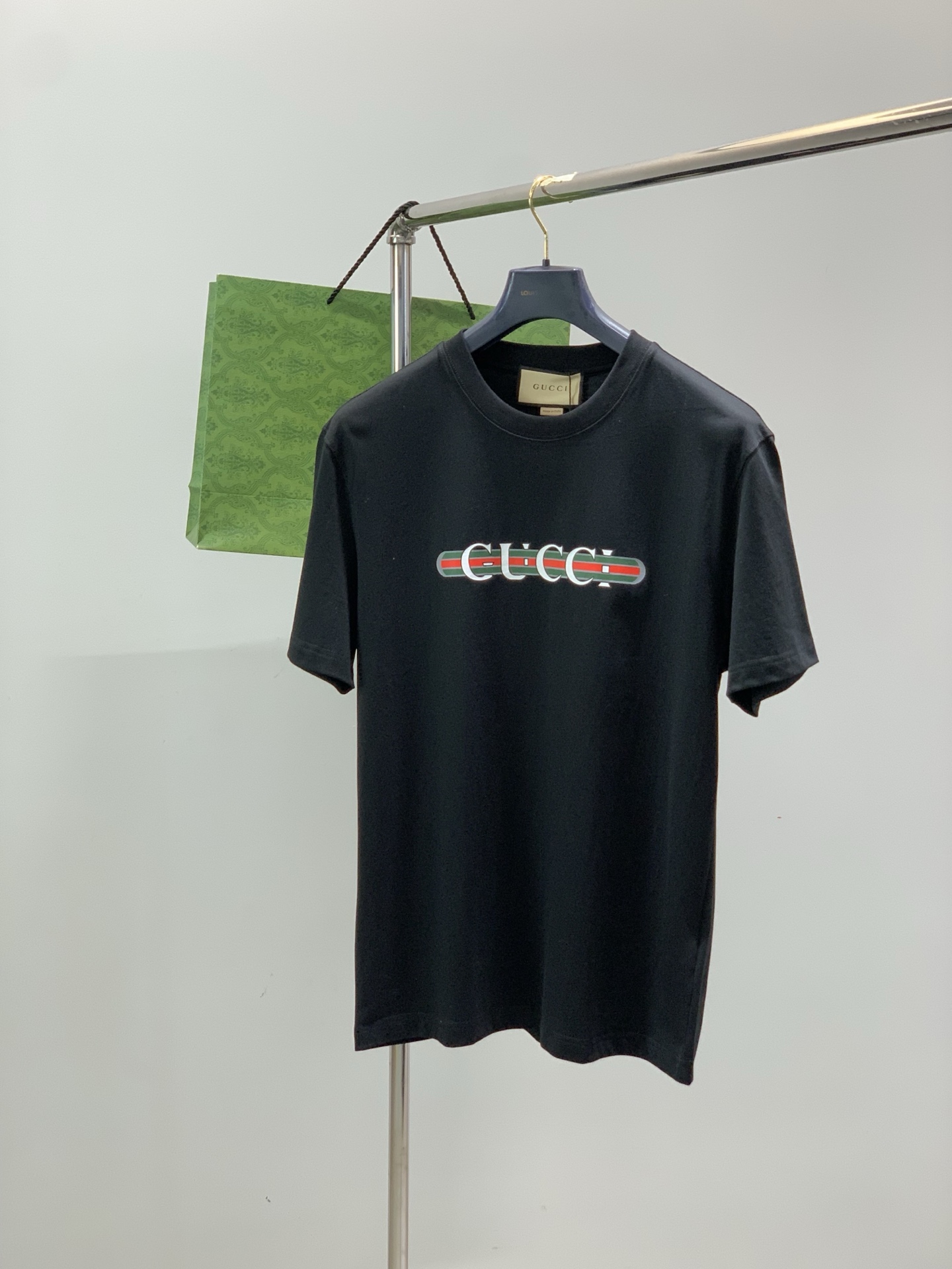 ，Gucci 古驰，2026夏季最新款，专柜同步有售，原单狠货，时尚休闲圆领短袖T恤，上身很有特点！吸睛