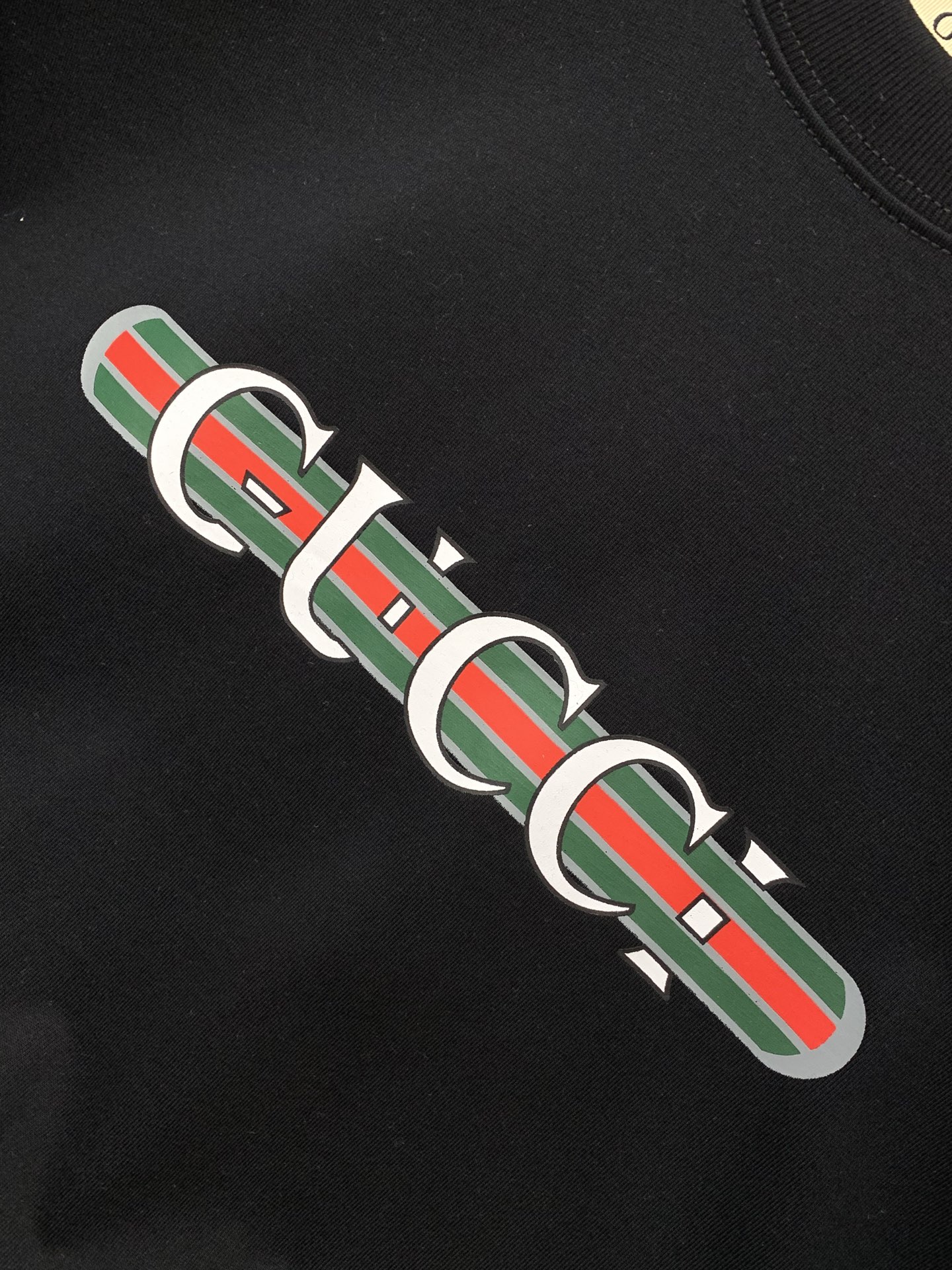 ，Gucci 古驰，2026夏季最新款，专柜同步有售，原单狠货，时尚休闲圆领短袖T恤，上身很有特点！吸睛