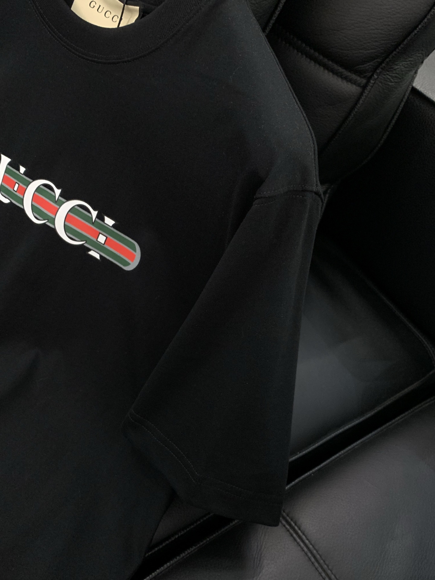 ，Gucci 古驰，2026夏季最新款，专柜同步有售，原单狠货，时尚休闲圆领短袖T恤，上身很有特点！吸睛