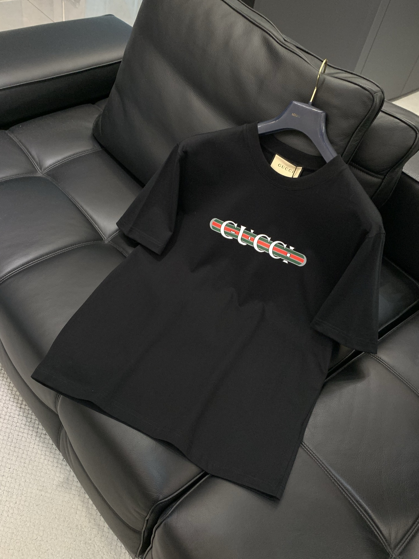 ，Gucci 古驰，2026夏季最新款，专柜同步有售，原单狠货，时尚休闲圆领短袖T恤，上身很有特点！吸睛