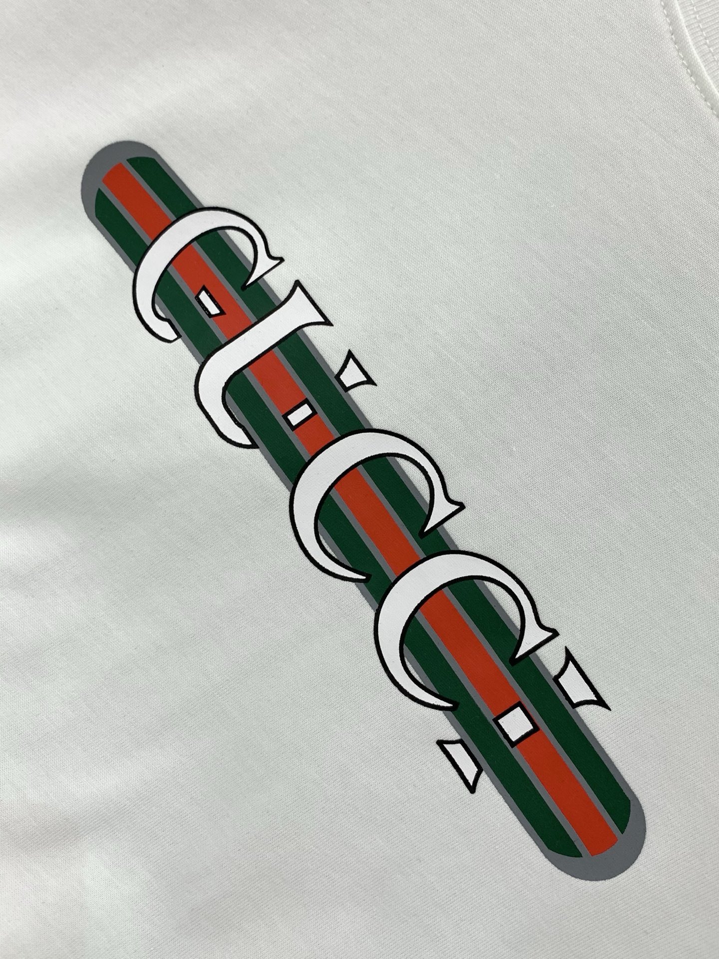 ，Gucci 古驰，2026夏季最新款，专柜同步有售，原单狠货，时尚休闲圆领短袖T恤，上身很有特点！吸睛