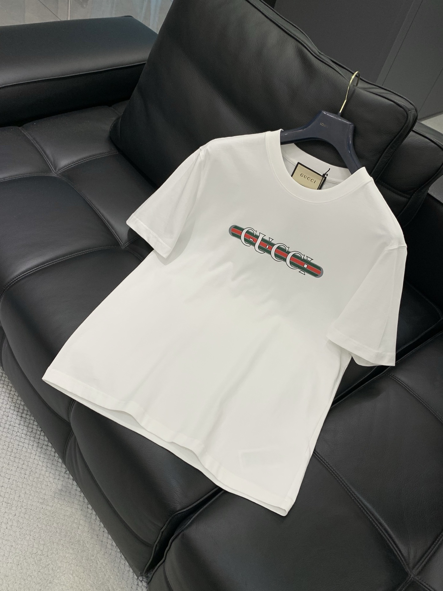 ，Gucci 古驰，2026夏季最新款，专柜同步有售，原单狠货，时尚休闲圆领短袖T恤，上身很有特点！吸睛