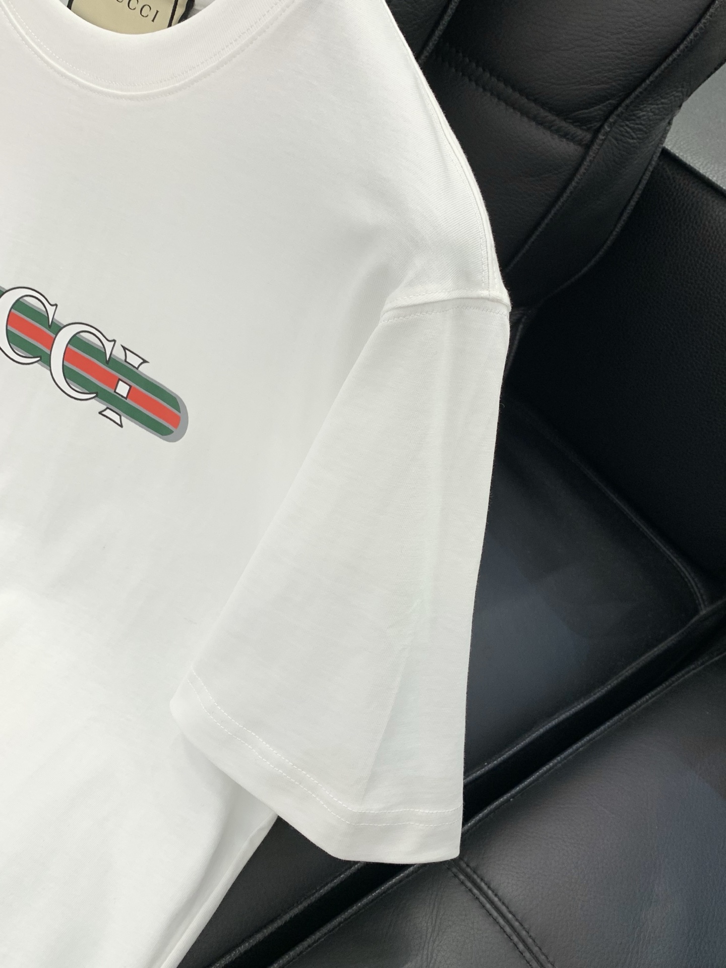 ，Gucci 古驰，2026夏季最新款，专柜同步有售，原单狠货，时尚休闲圆领短袖T恤，上身很有特点！吸睛
