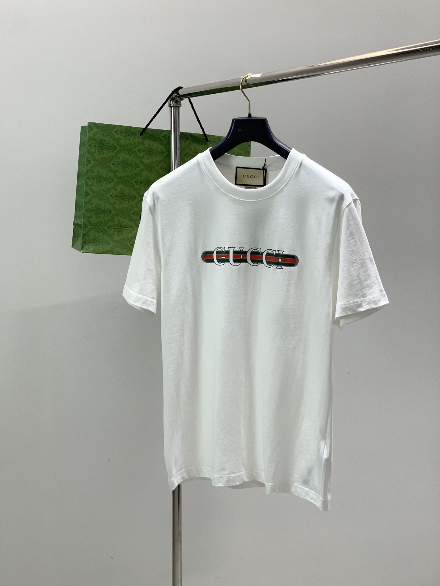 ，Gucci 古驰，2026夏季最新款，专柜同步有售，原单狠货，时尚休闲圆领短袖T恤，上身很有特点！吸睛