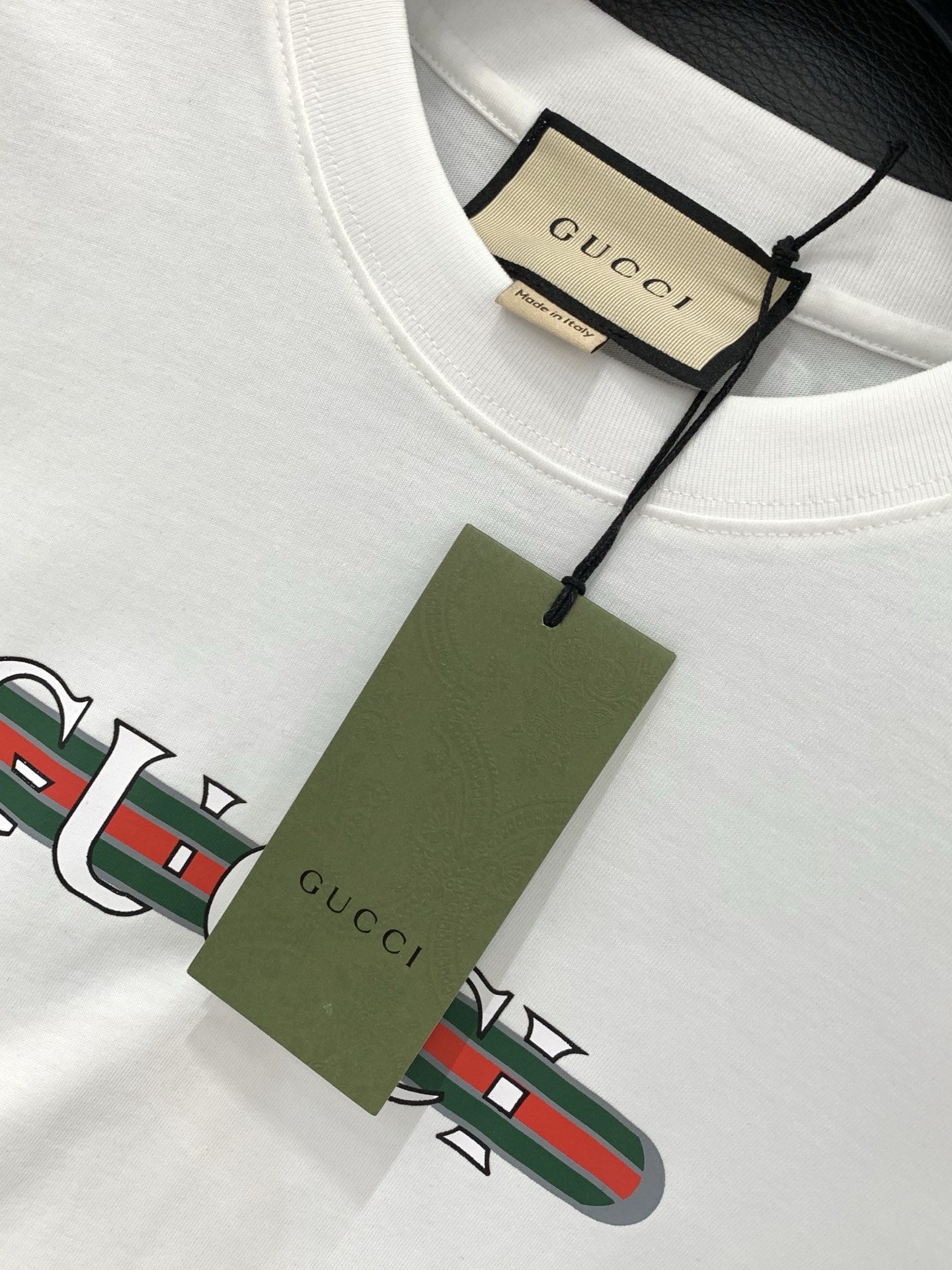 ，Gucci 古驰，2026夏季最新款，专柜同步有售，原单狠货，时尚休闲圆领短袖T恤，上身很有特点！吸睛