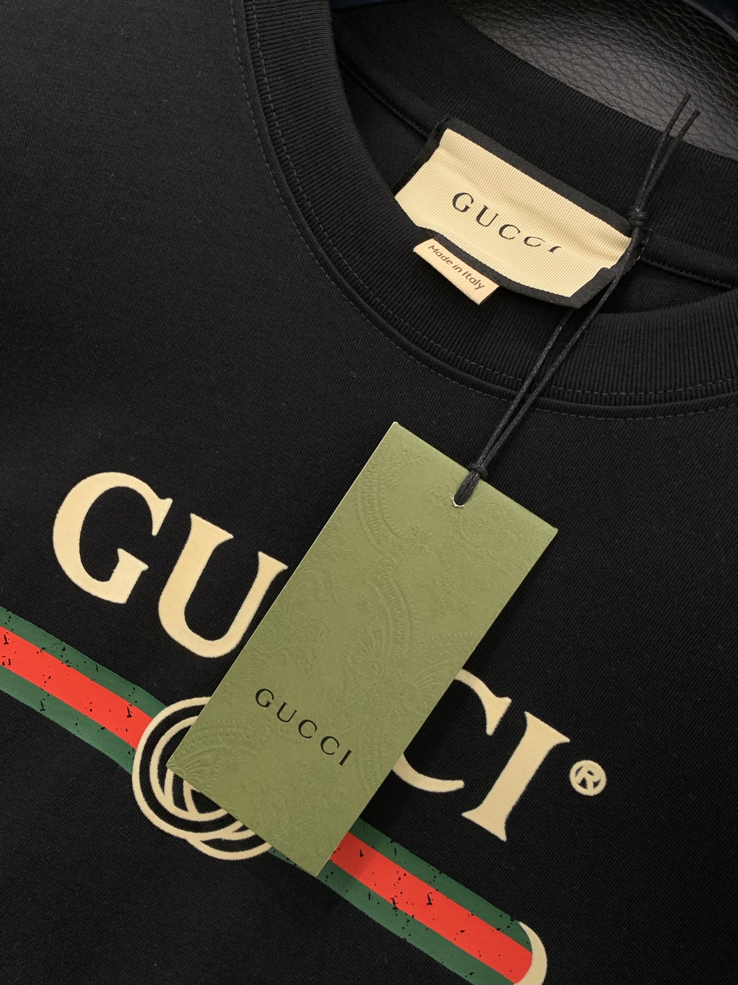 ，Gucci 古驰，2026夏季最新款，专柜同步有售，原单狠货，时尚休闲圆领短袖T恤，上身很有特点！吸睛