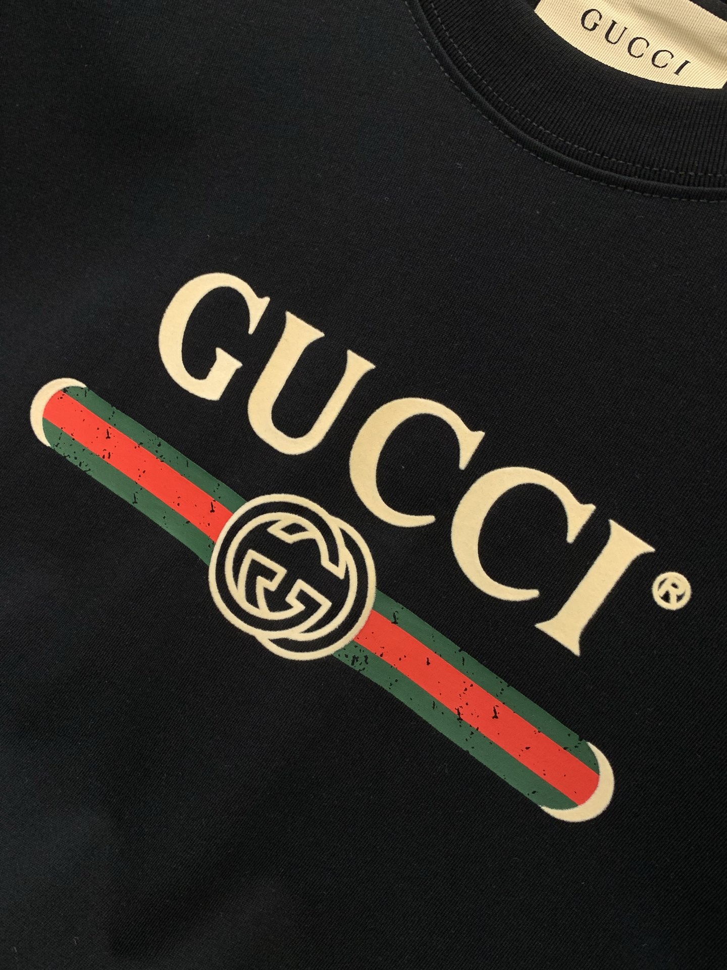 ，Gucci 古驰，2026夏季最新款，专柜同步有售，原单狠货，时尚休闲圆领短袖T恤，上身很有特点！吸睛