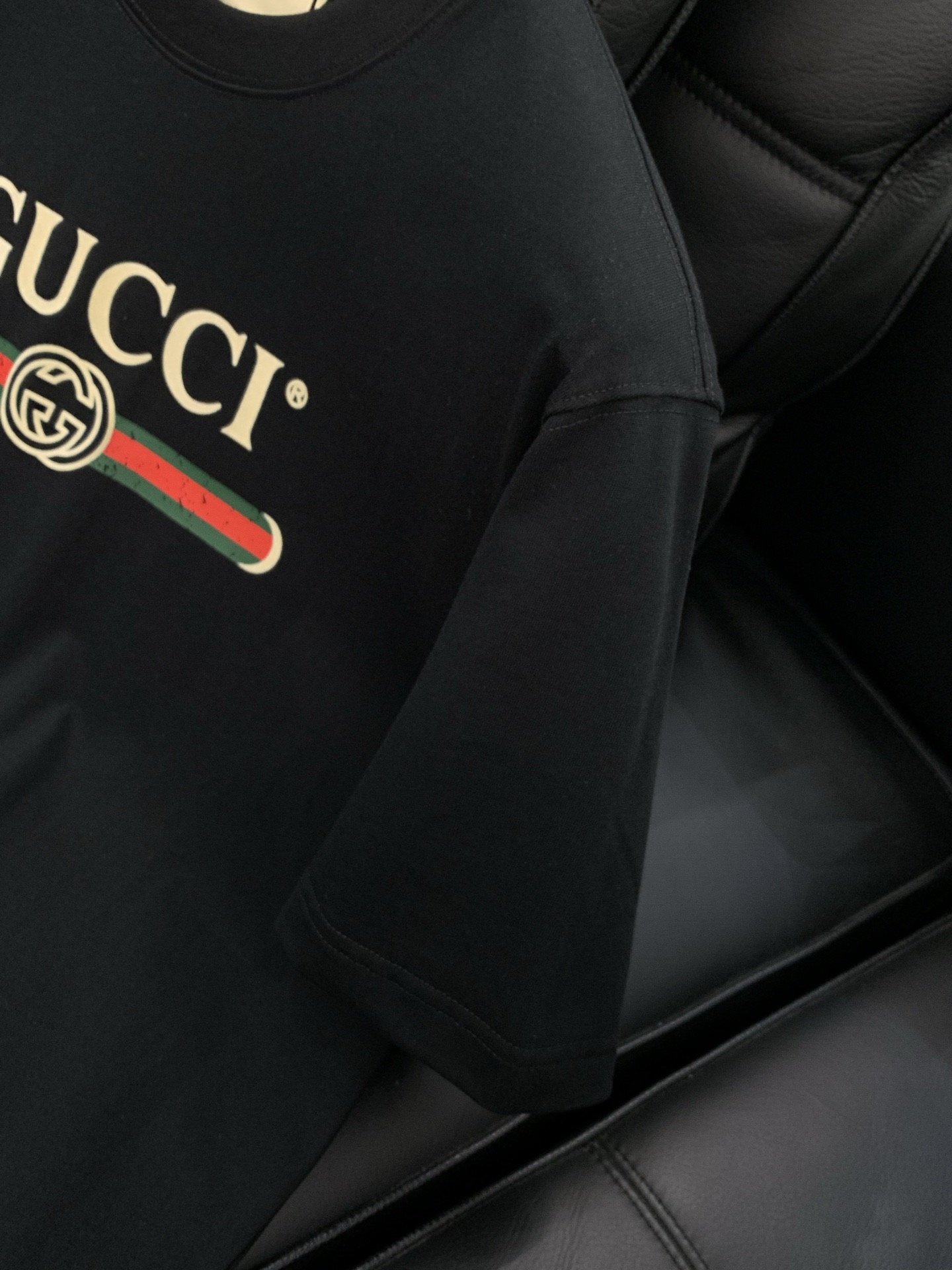 ，Gucci 古驰，2026夏季最新款，专柜同步有售，原单狠货，时尚休闲圆领短袖T恤，上身很有特点！吸睛