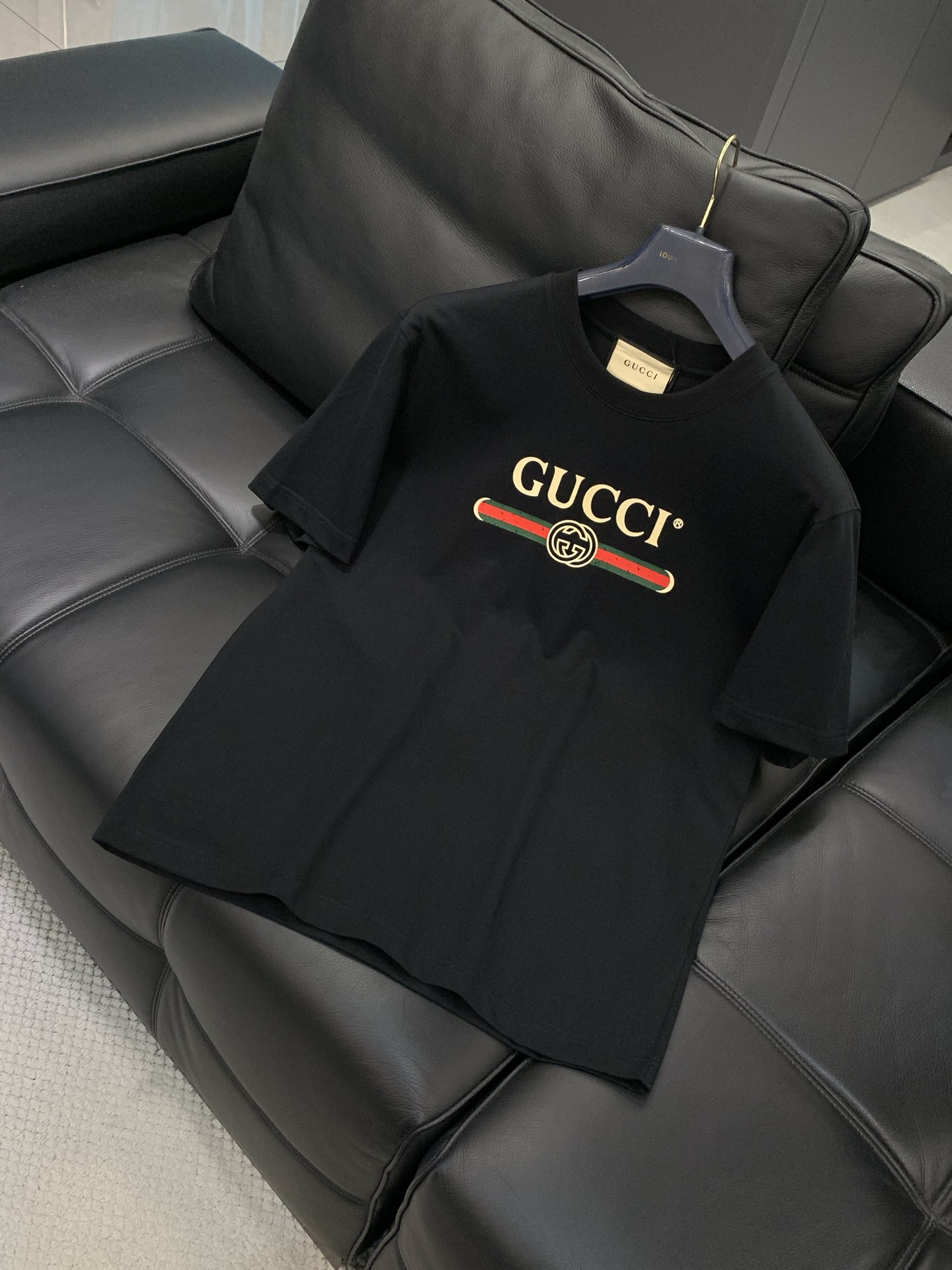 ，Gucci 古驰，2026夏季最新款，专柜同步有售，原单狠货，时尚休闲圆领短袖T恤，上身很有特点！吸睛