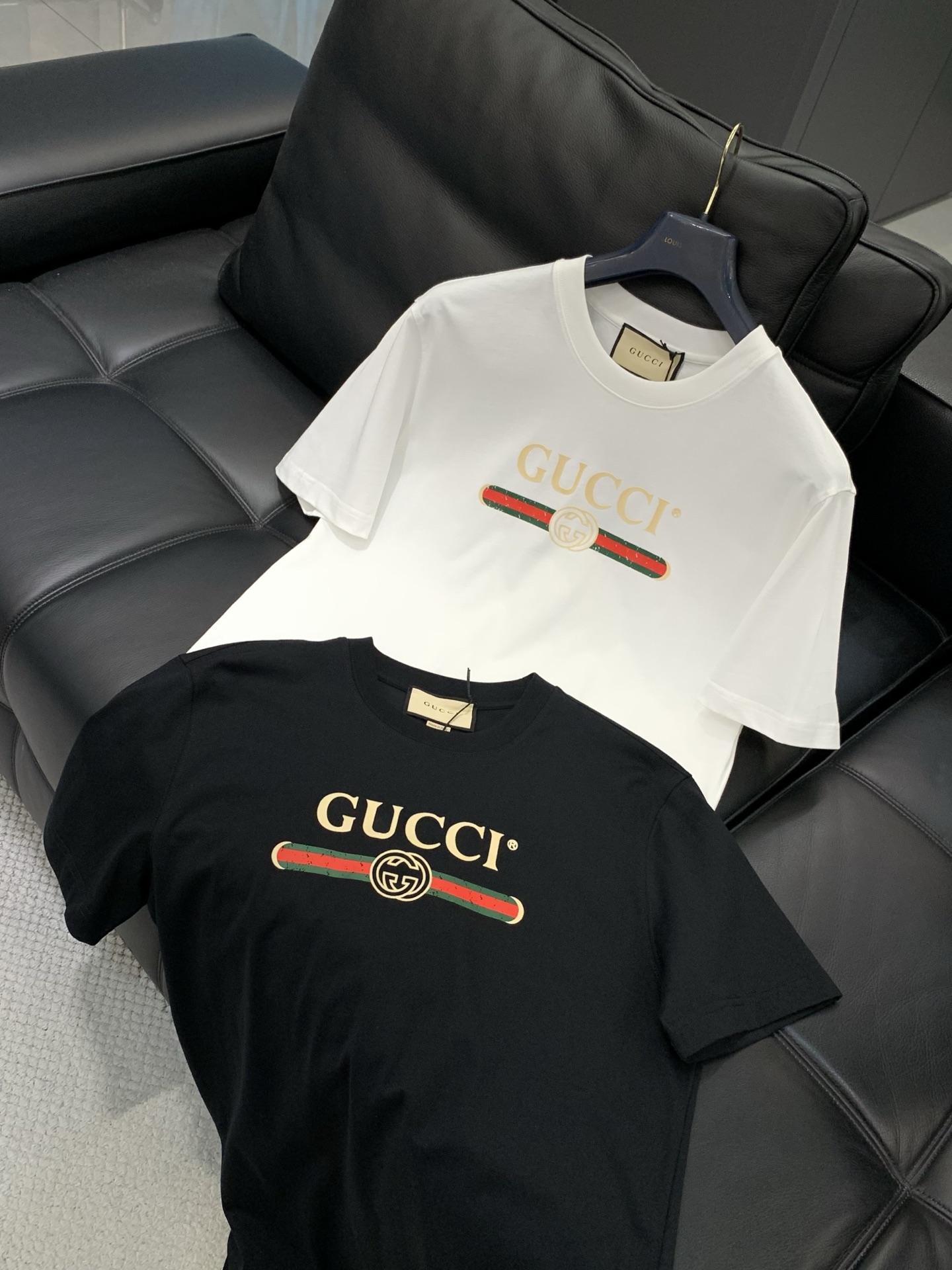 ，Gucci 古驰，2026夏季最新款，专柜同步有售，原单狠货，时尚休闲圆领短袖T恤，上身很有特点！吸睛