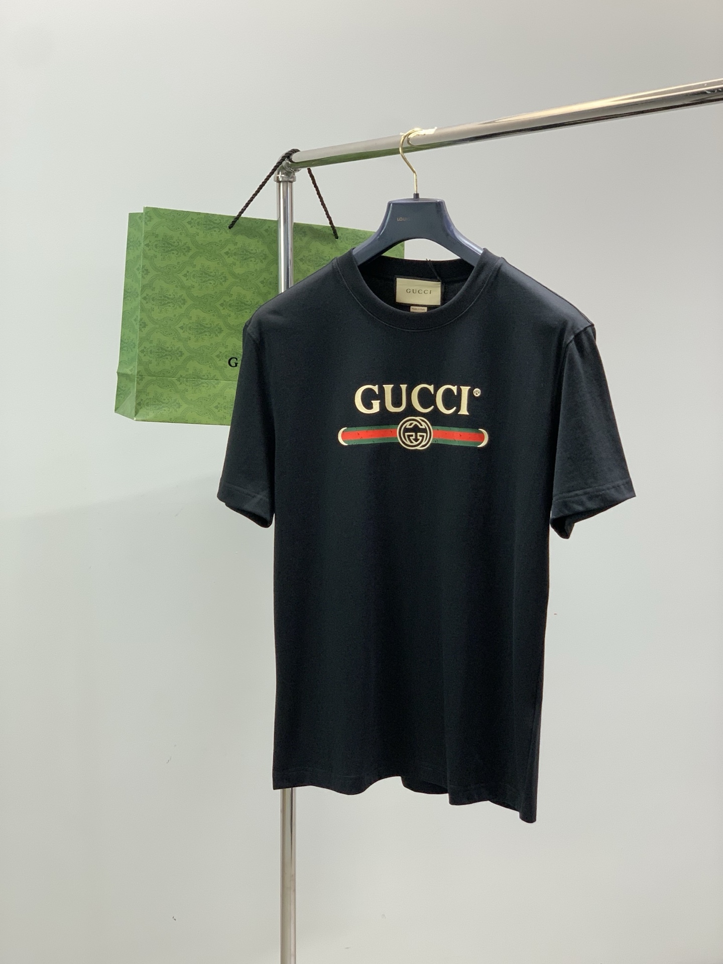 ，Gucci 古驰，2026夏季最新款，专柜同步有售，原单狠货，时尚休闲圆领短袖T恤，上身很有特点！吸睛