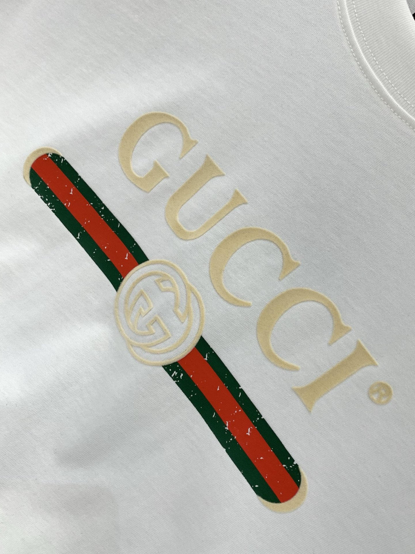 ，Gucci 古驰，2026夏季最新款，专柜同步有售，原单狠货，时尚休闲圆领短袖T恤，上身很有特点！吸睛