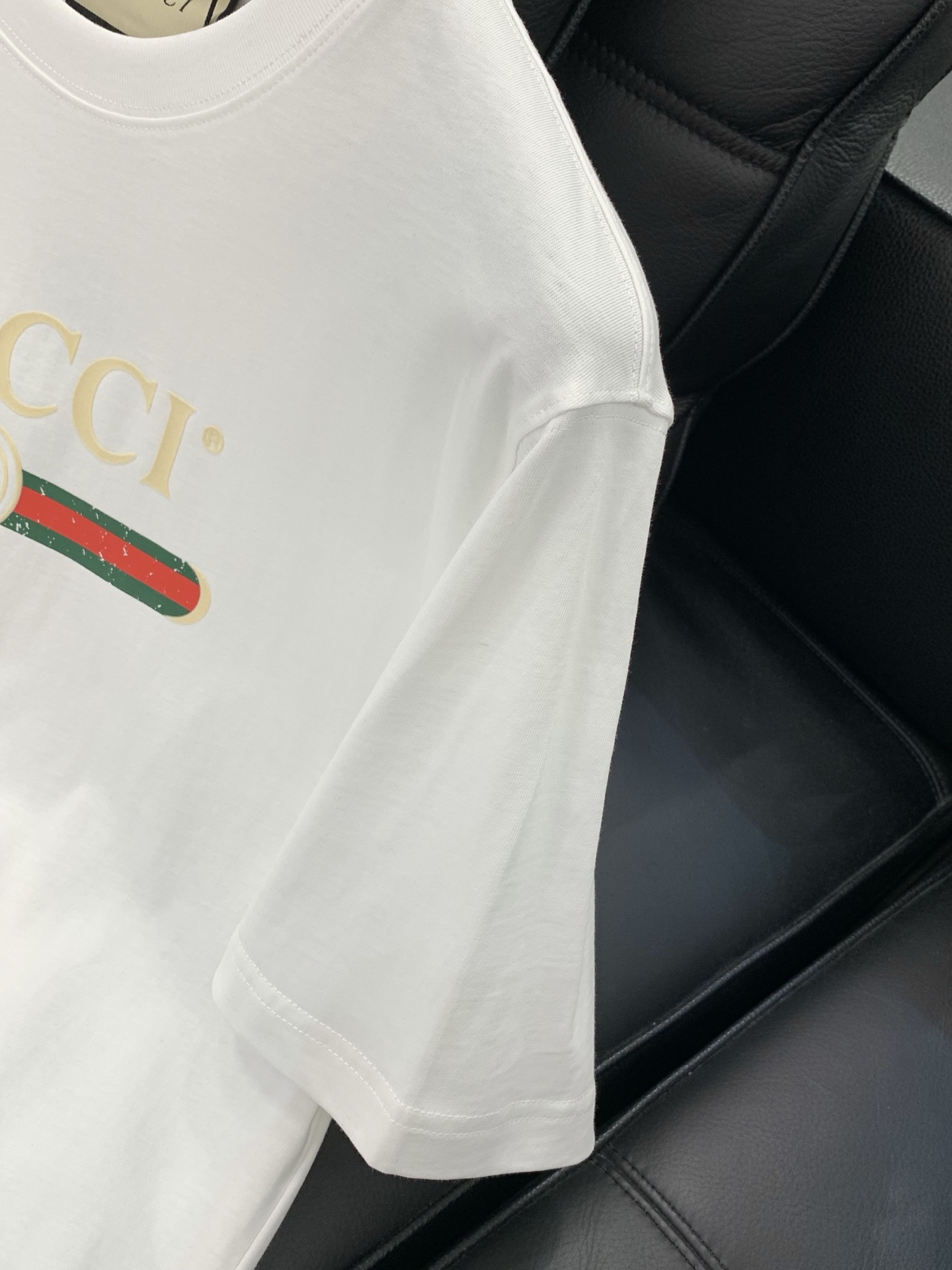 ，Gucci 古驰，2026夏季最新款，专柜同步有售，原单狠货，时尚休闲圆领短袖T恤，上身很有特点！吸睛