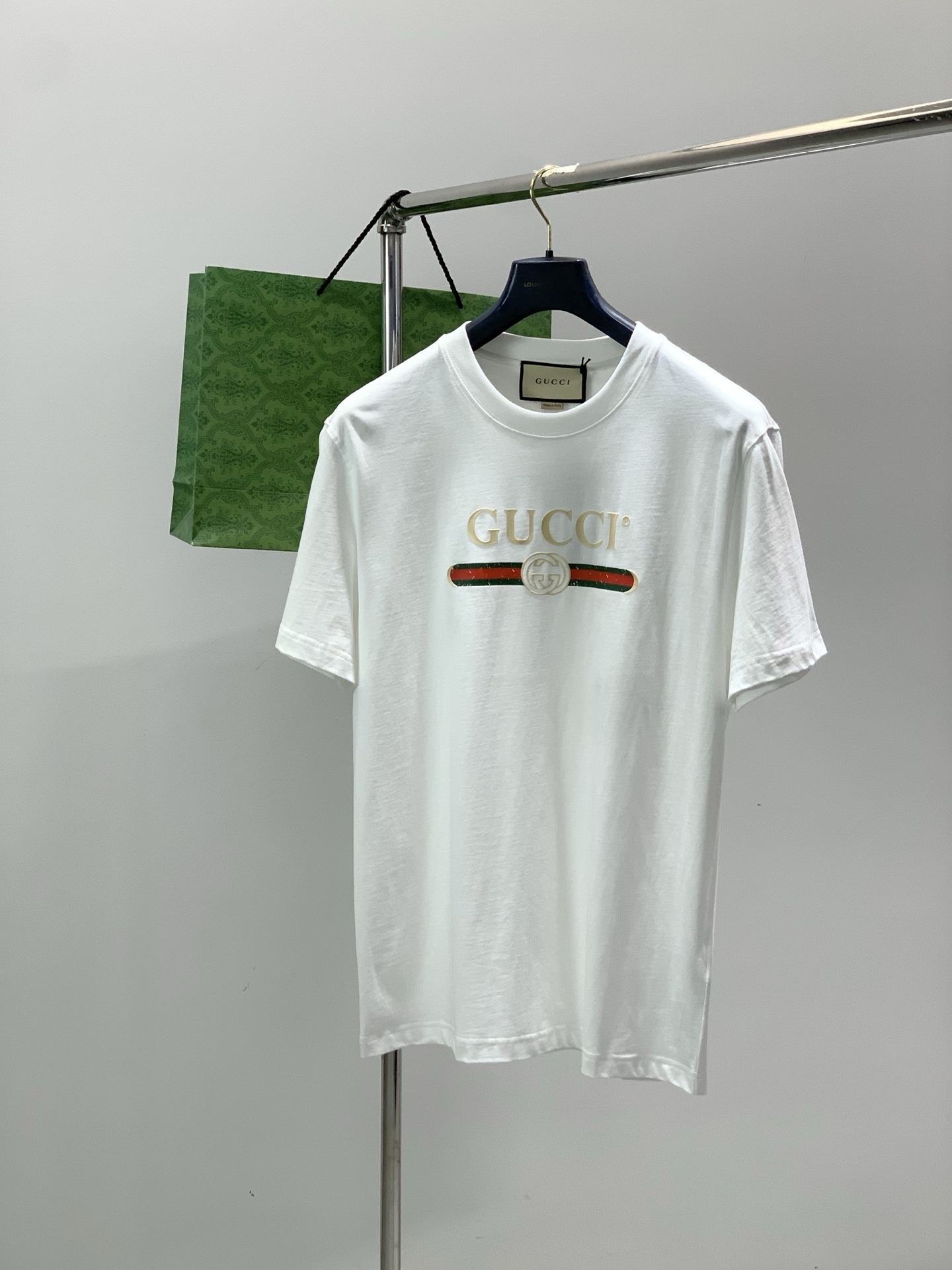 ，Gucci 古驰，2026夏季最新款，专柜同步有售，原单狠货，时尚休闲圆领短袖T恤，上身很有特点！吸睛