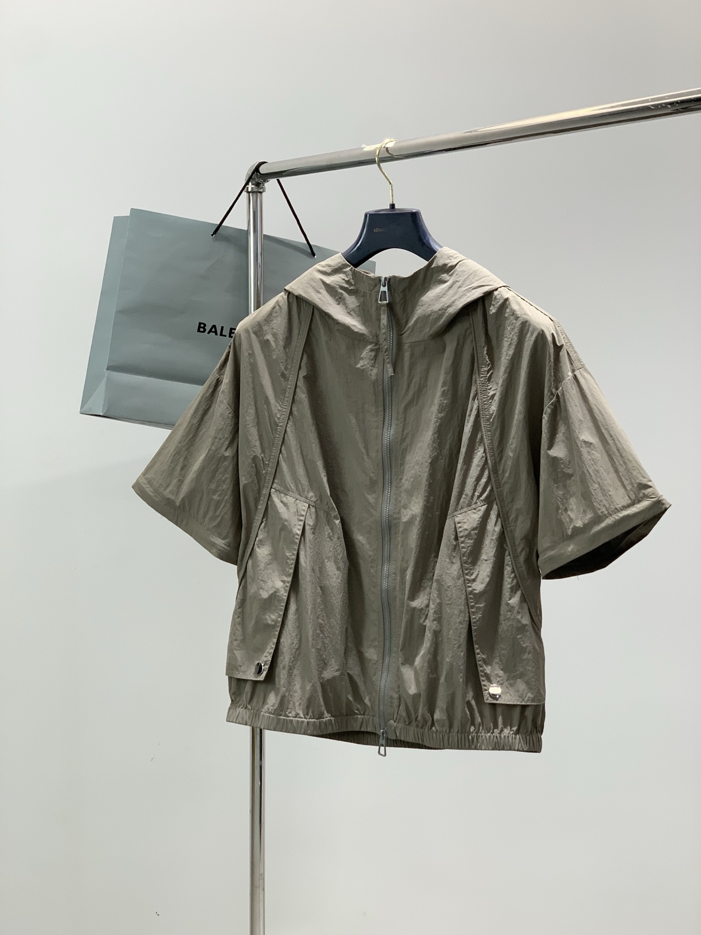一套，Balenciaga 巴黎世家，2026春夏最新款，专柜同步有售，原单狠货，爆款时尚休闲套装，进口