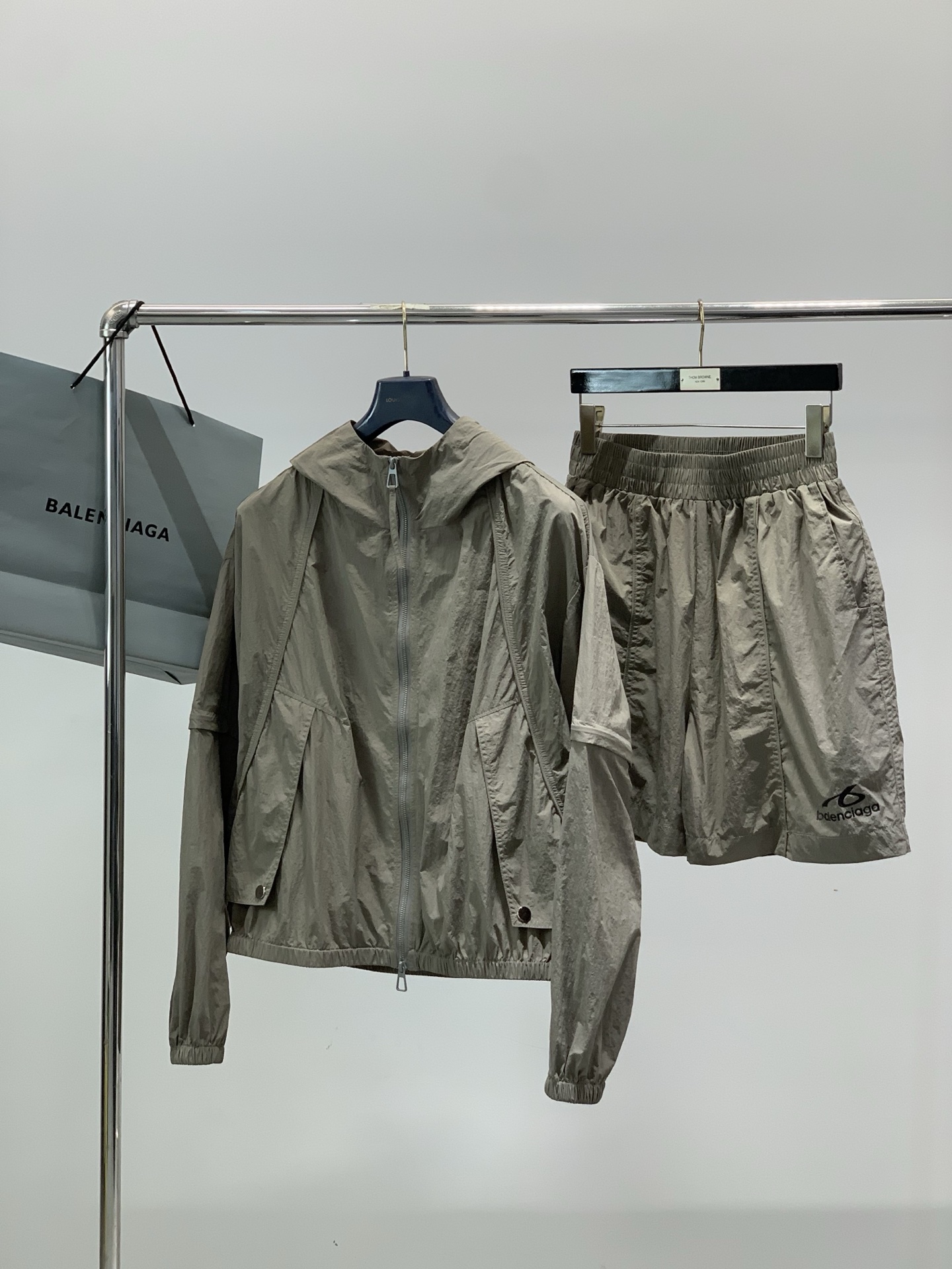 一套，Balenciaga 巴黎世家，2026春夏最新款，专柜同步有售，原单狠货，爆款时尚休闲套装，进口