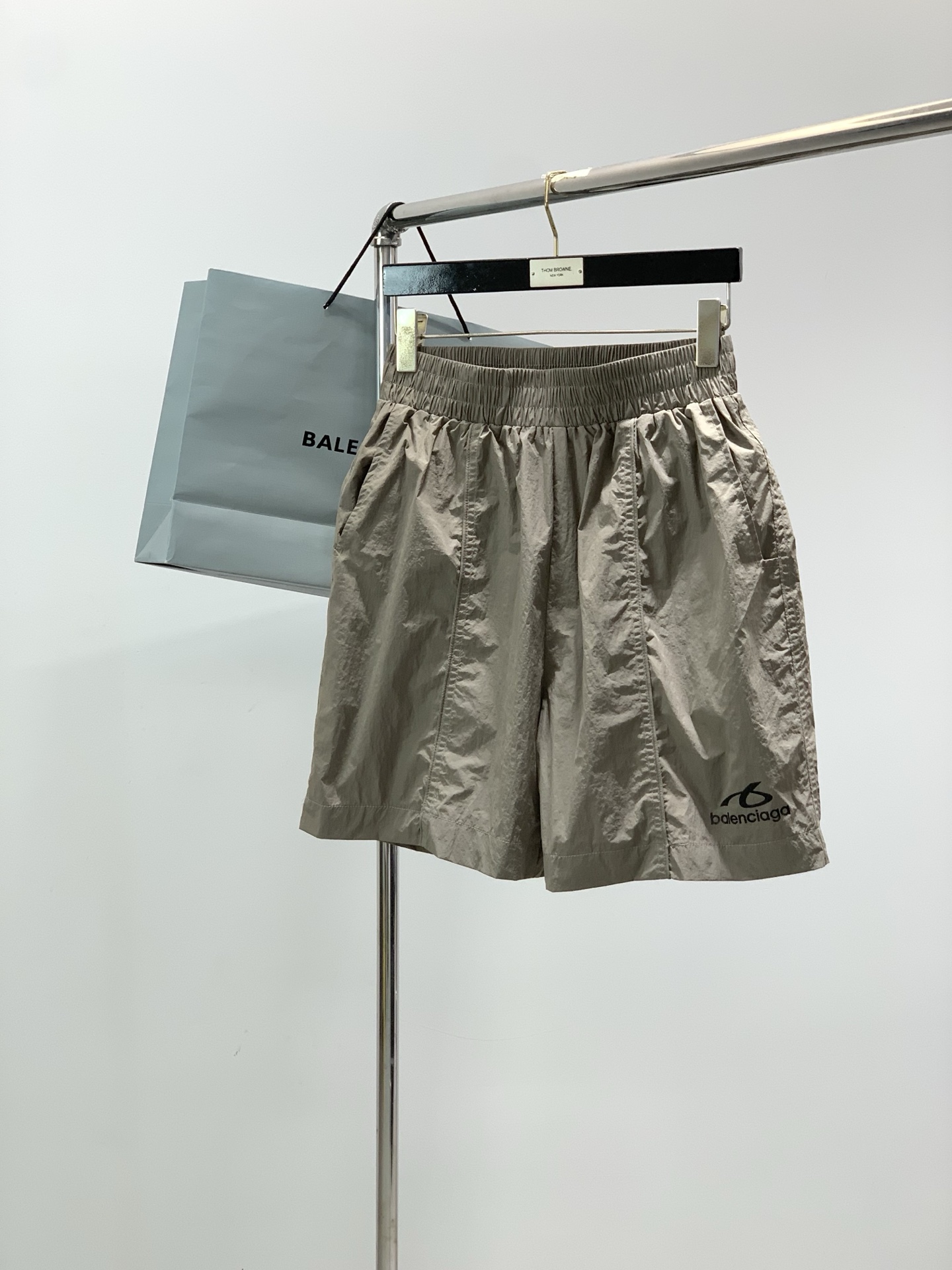 一套，Balenciaga 巴黎世家，2026春夏最新款，专柜同步有售，原单狠货，爆款时尚休闲套装，进口