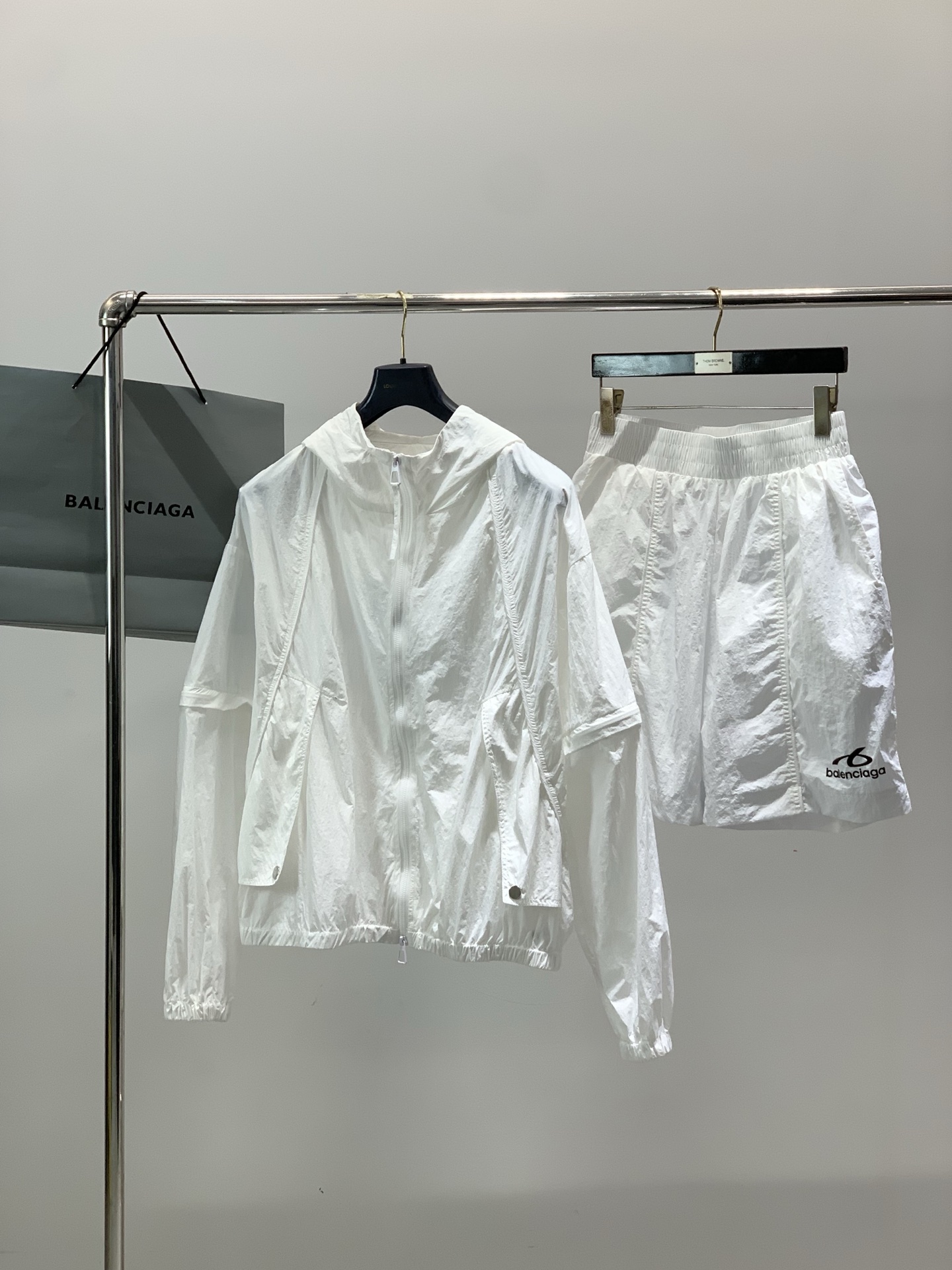 一套，Balenciaga 巴黎世家，2026春夏最新款，专柜同步有售，原单狠货，爆款时尚休闲套装，进口