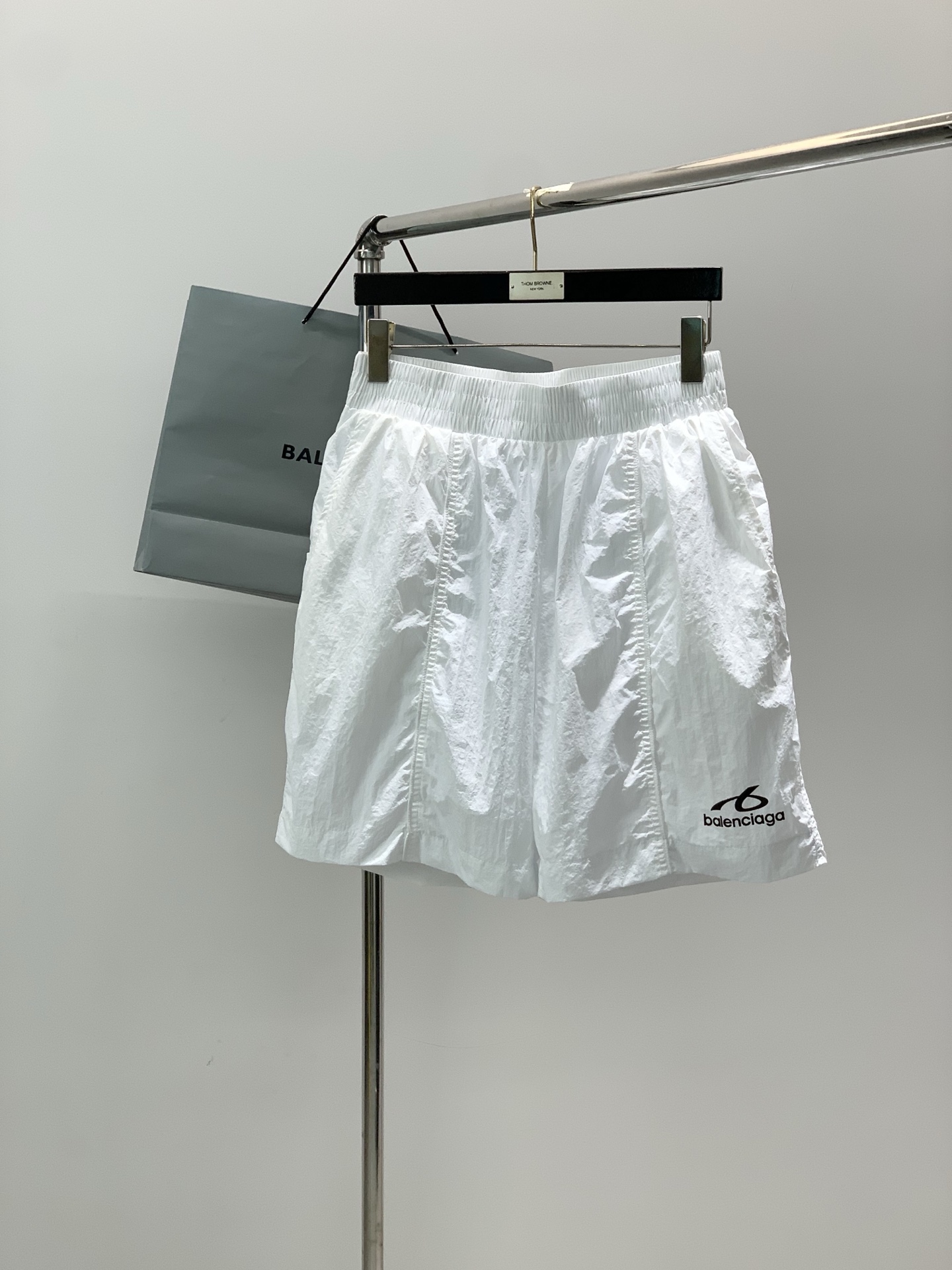 一套，Balenciaga 巴黎世家，2026春夏最新款，专柜同步有售，原单狠货，爆款时尚休闲套装，进口