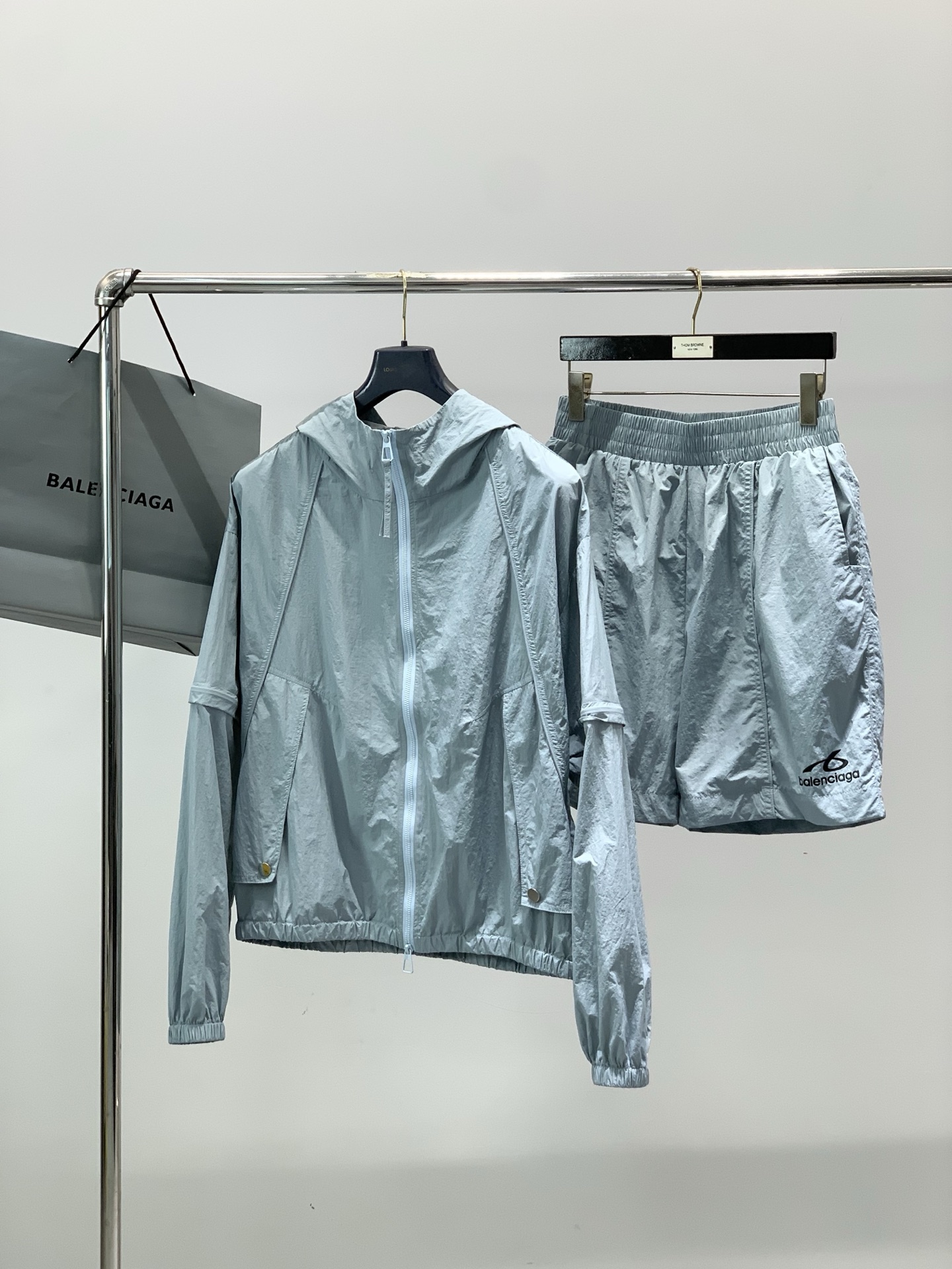 一套，Balenciaga 巴黎世家，2026春夏最新款，专柜同步有售，原单狠货，爆款时尚休闲套装，进口