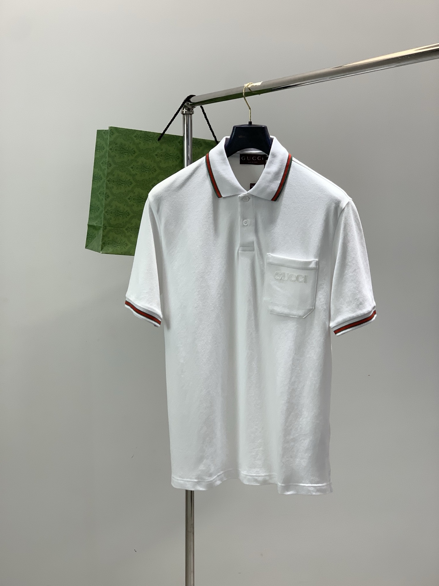 ，Gucci 古驰，2026夏季最新款，专柜同步有售，原单狠货，时尚休闲翻领短袖T恤，上身很有特点！吸睛