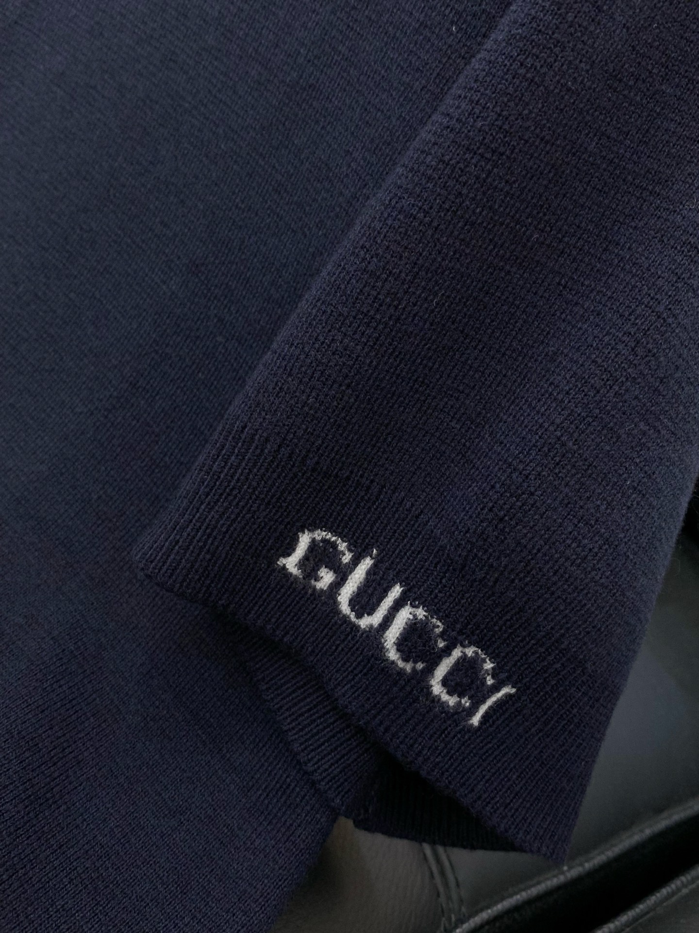 ，Gucci 古驰，2026春季最新款，专柜同步有售，原单狠货，时尚休闲翻领针织短袖，上身很有特点！吸睛