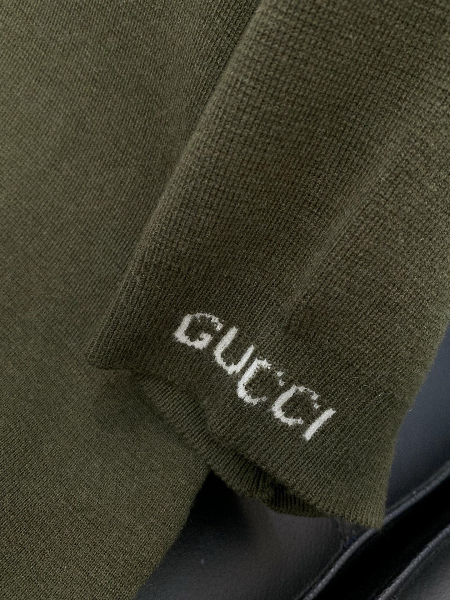 ，Gucci 古驰，2026春季最新款，专柜同步有售，原单狠货，时尚休闲翻领针织短袖，上身很有特点！吸睛