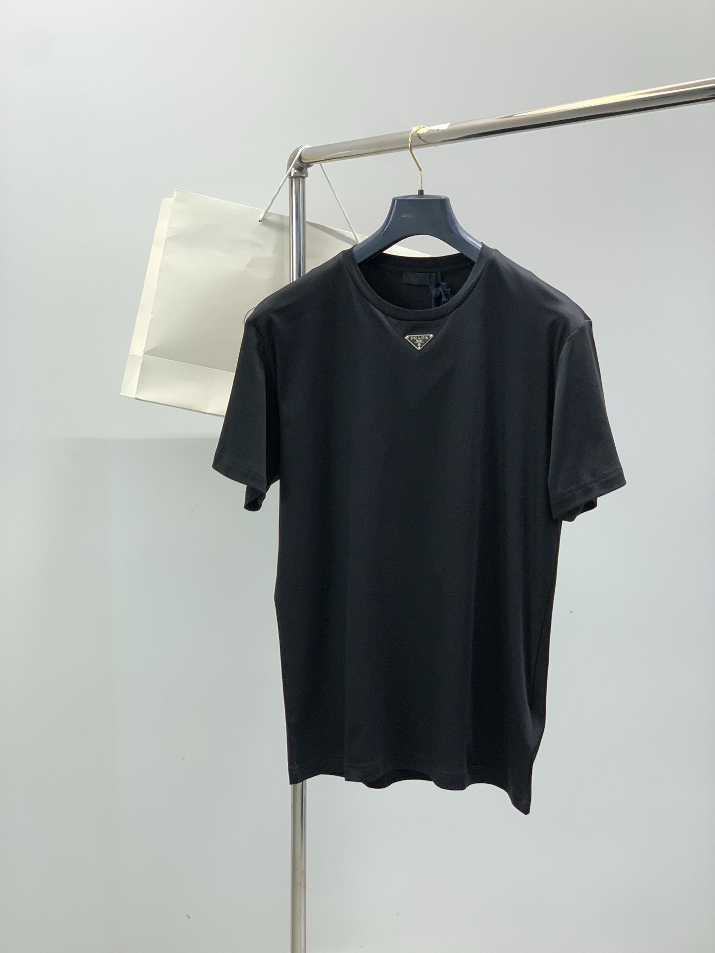 ，PRADA 普拉达，2026夏季最新品，专柜同步有售，时尚休闲圆领短袖T恤，进口原版面料，做工极为复杂