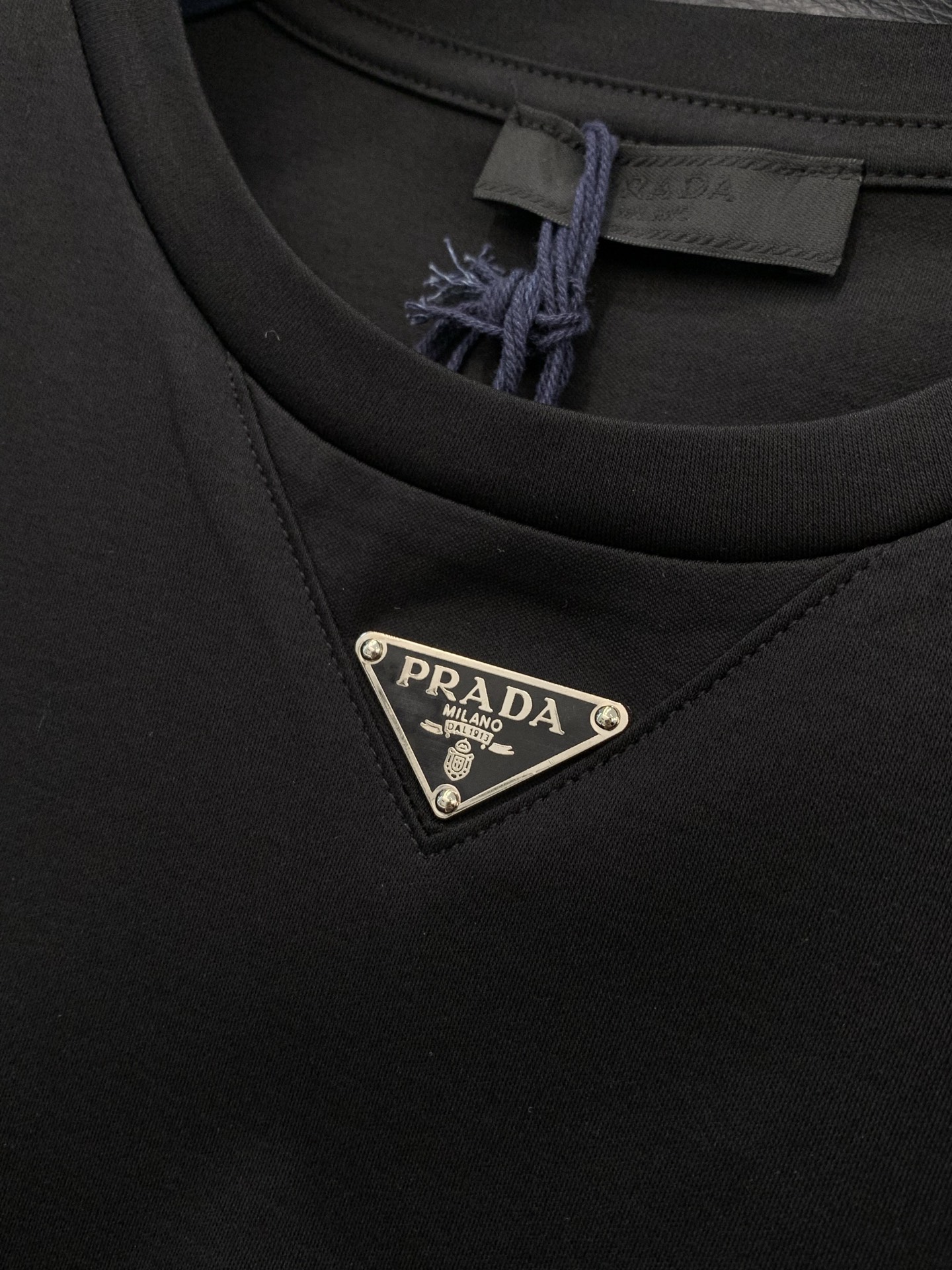 ，PRADA 普拉达，2026夏季最新品，专柜同步有售，时尚休闲圆领短袖T恤，进口原版面料，做工极为复杂
