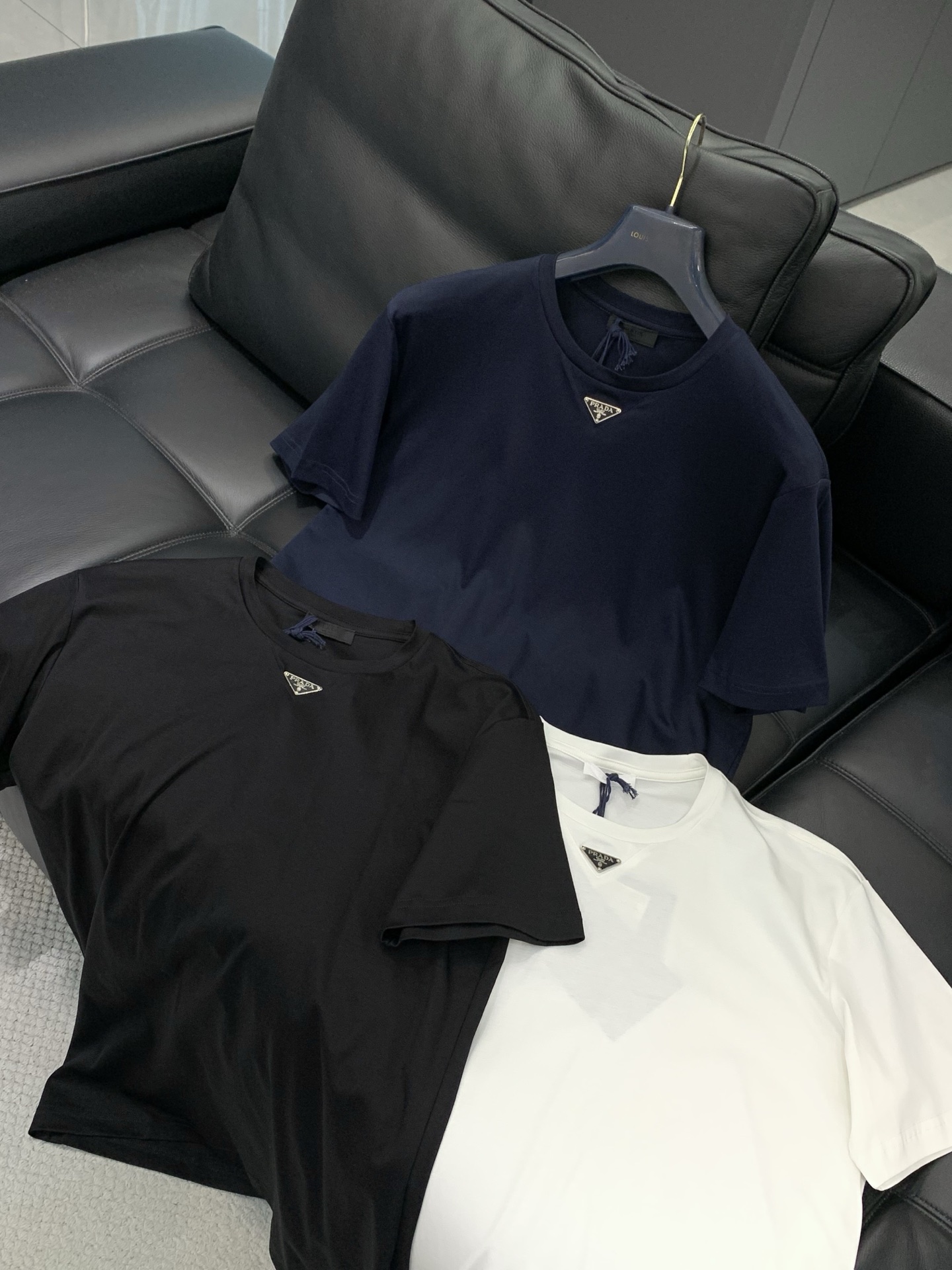 ，PRADA 普拉达，2026夏季最新品，专柜同步有售，时尚休闲圆领短袖T恤，进口原版面料，做工极为复杂