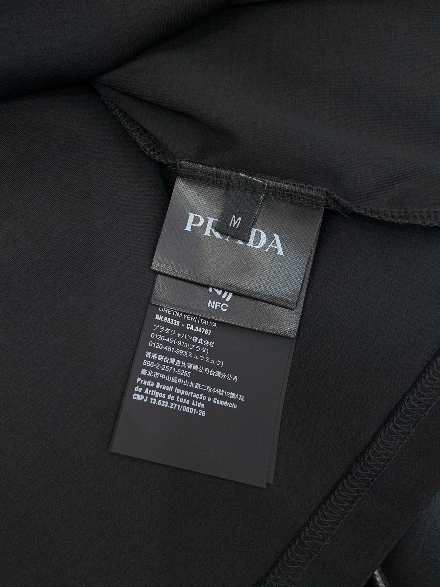 ，PRADA 普拉达，2026夏季最新品，专柜同步有售，时尚休闲圆领短袖T恤，进口原版面料，做工极为复杂