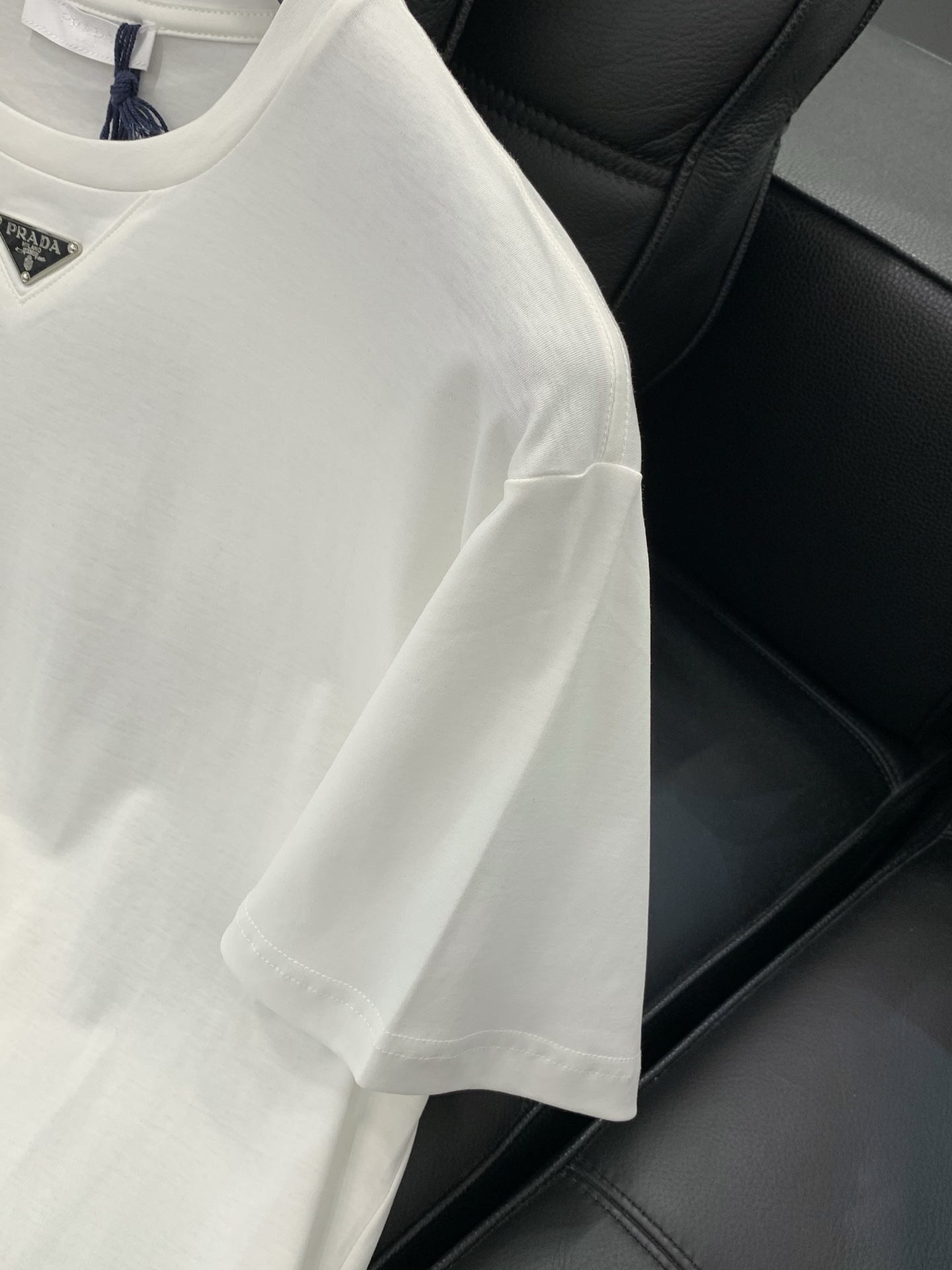 ，PRADA 普拉达，2026夏季最新品，专柜同步有售，时尚休闲圆领短袖T恤，进口原版面料，做工极为复杂