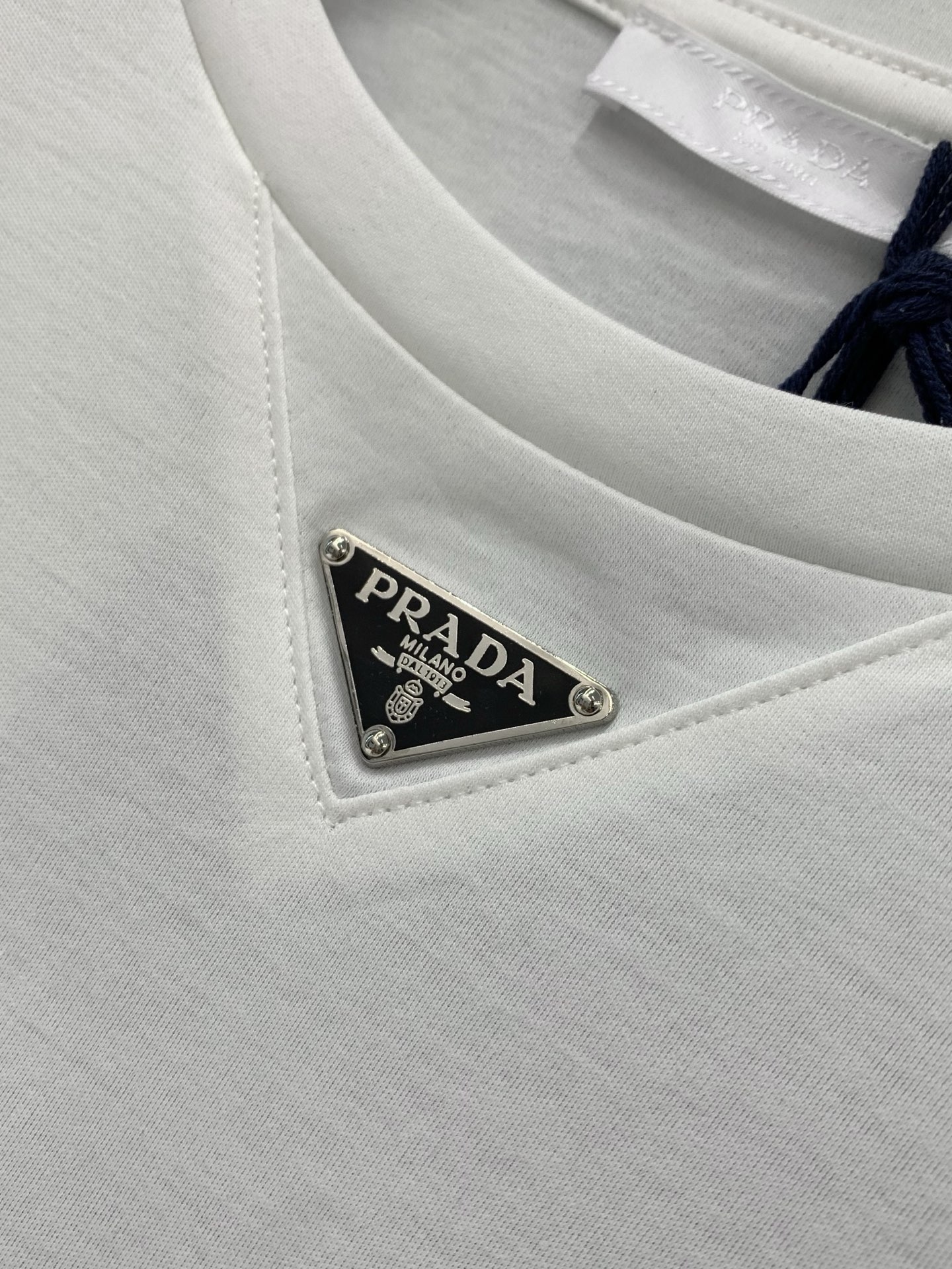 ，PRADA 普拉达，2026夏季最新品，专柜同步有售，时尚休闲圆领短袖T恤，进口原版面料，做工极为复杂