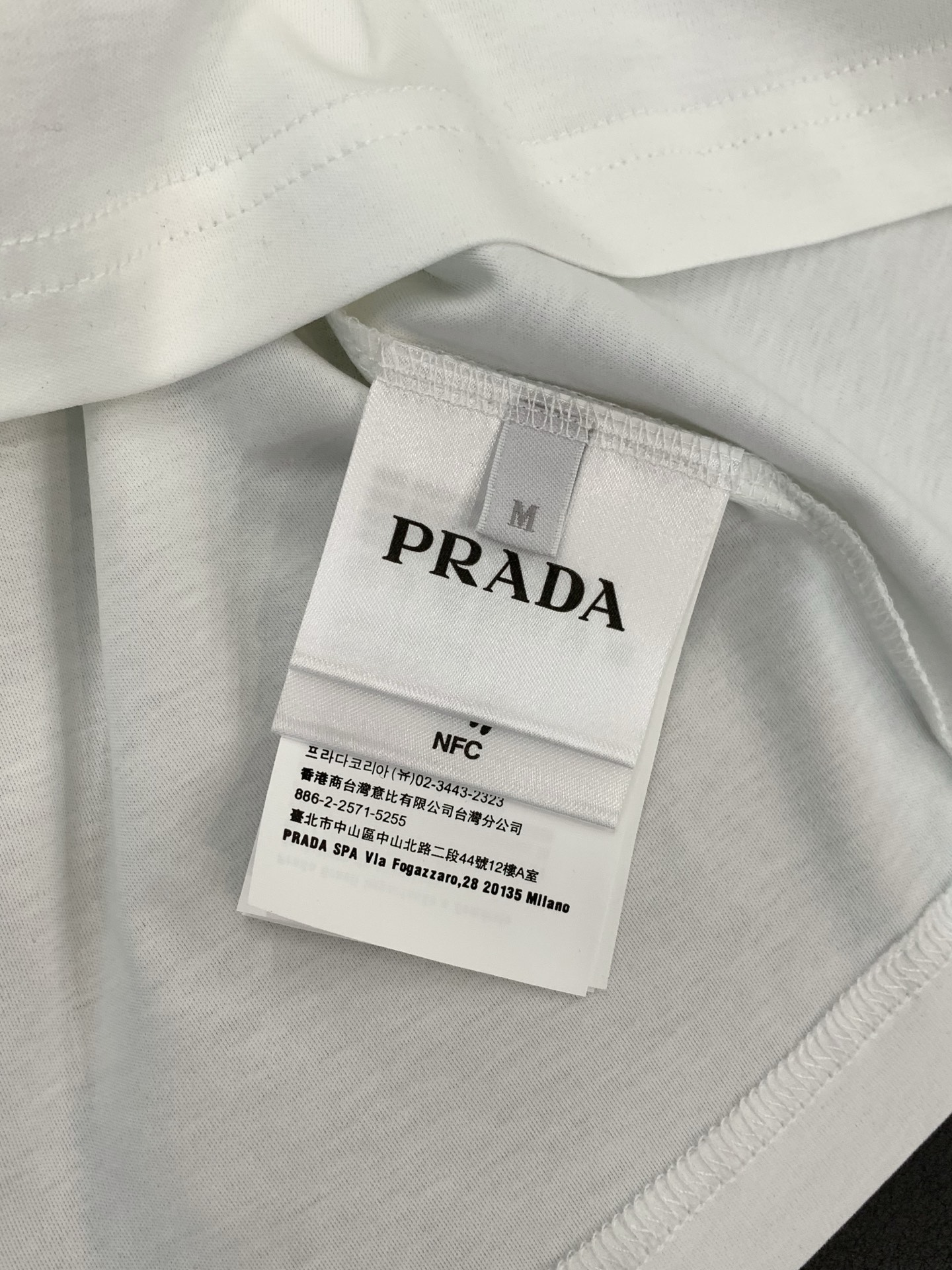 ，PRADA 普拉达，2026夏季最新品，专柜同步有售，时尚休闲圆领短袖T恤，进口原版面料，做工极为复杂