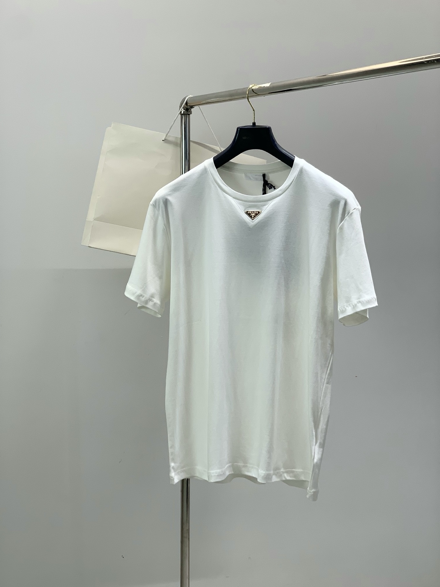 ，PRADA 普拉达，2026夏季最新品，专柜同步有售，时尚休闲圆领短袖T恤，进口原版面料，做工极为复杂