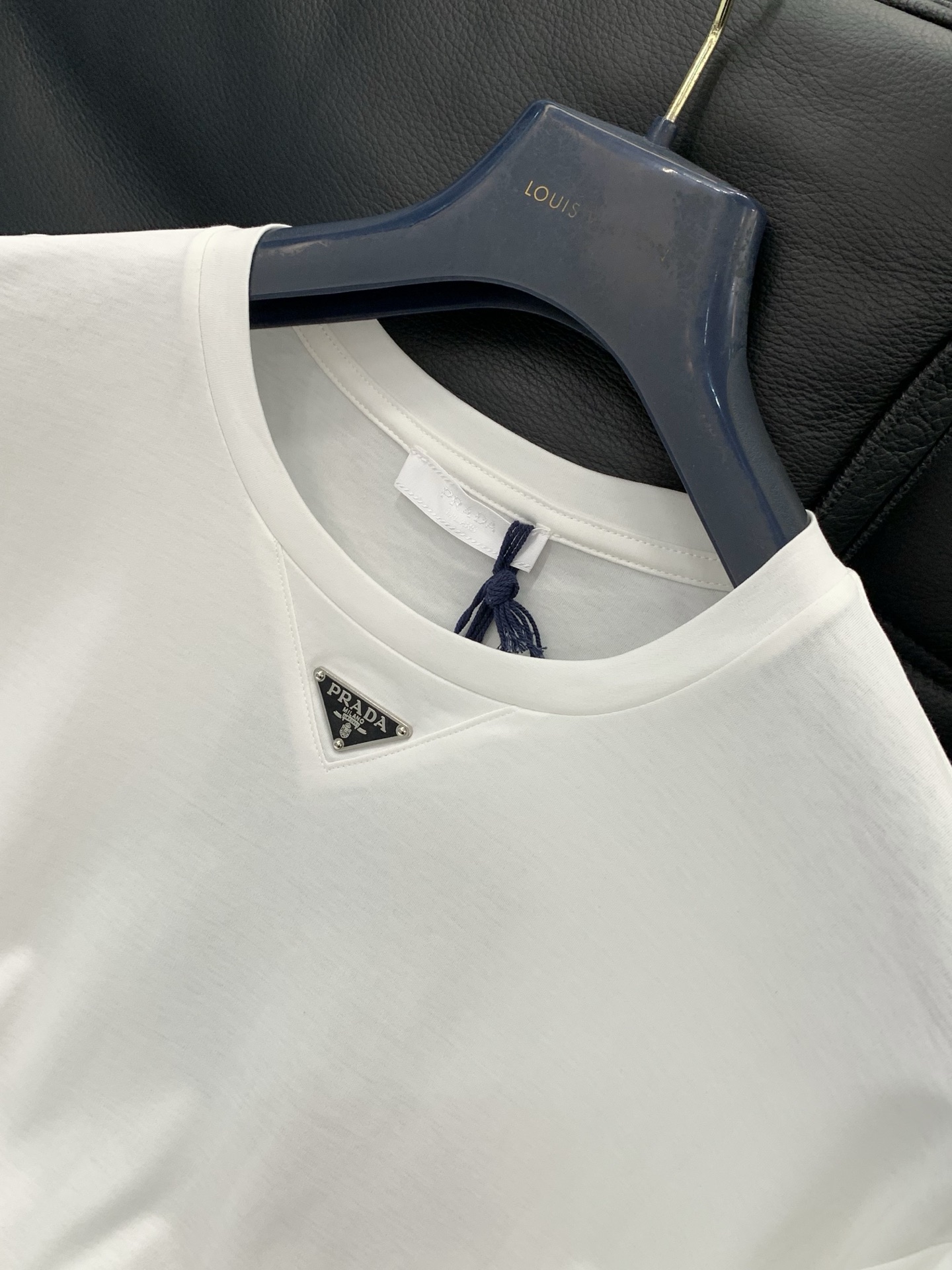 ，PRADA 普拉达，2026夏季最新品，专柜同步有售，时尚休闲圆领短袖T恤，进口原版面料，做工极为复杂