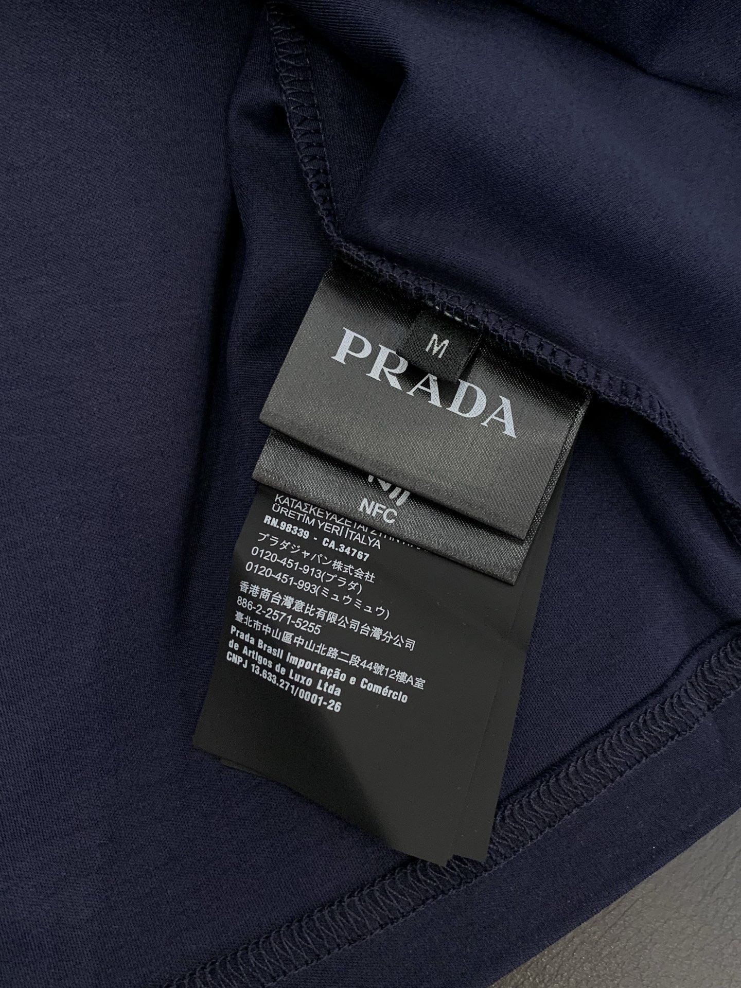，PRADA 普拉达，2026夏季最新品，专柜同步有售，时尚休闲圆领短袖T恤，进口原版面料，做工极为复杂