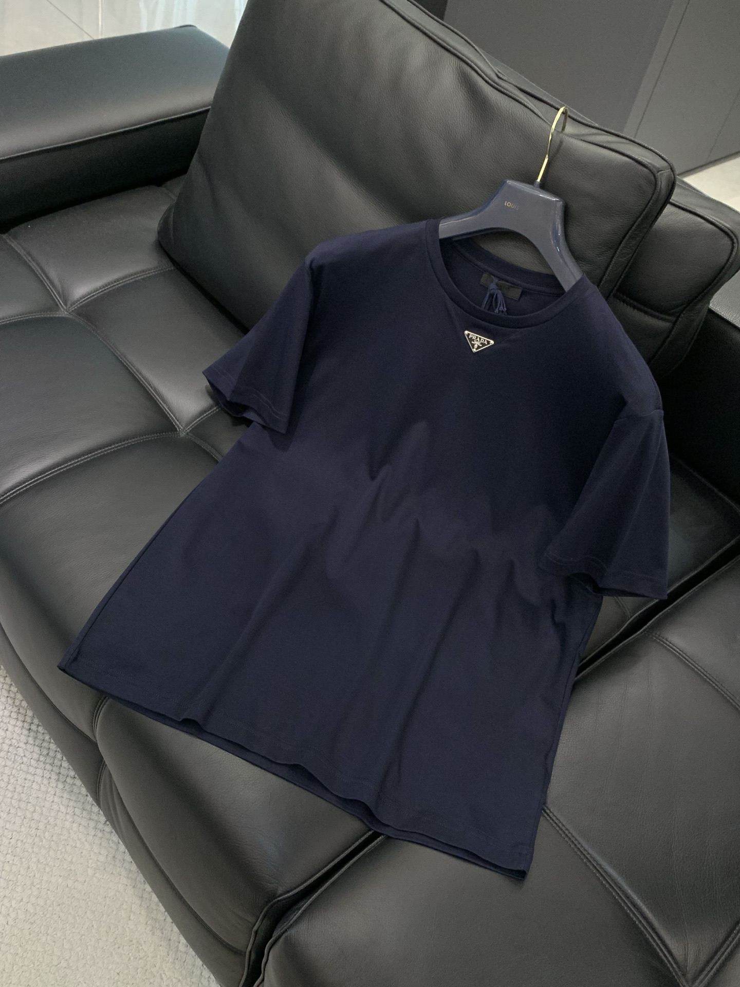 ，PRADA 普拉达，2026夏季最新品，专柜同步有售，时尚休闲圆领短袖T恤，进口原版面料，做工极为复杂