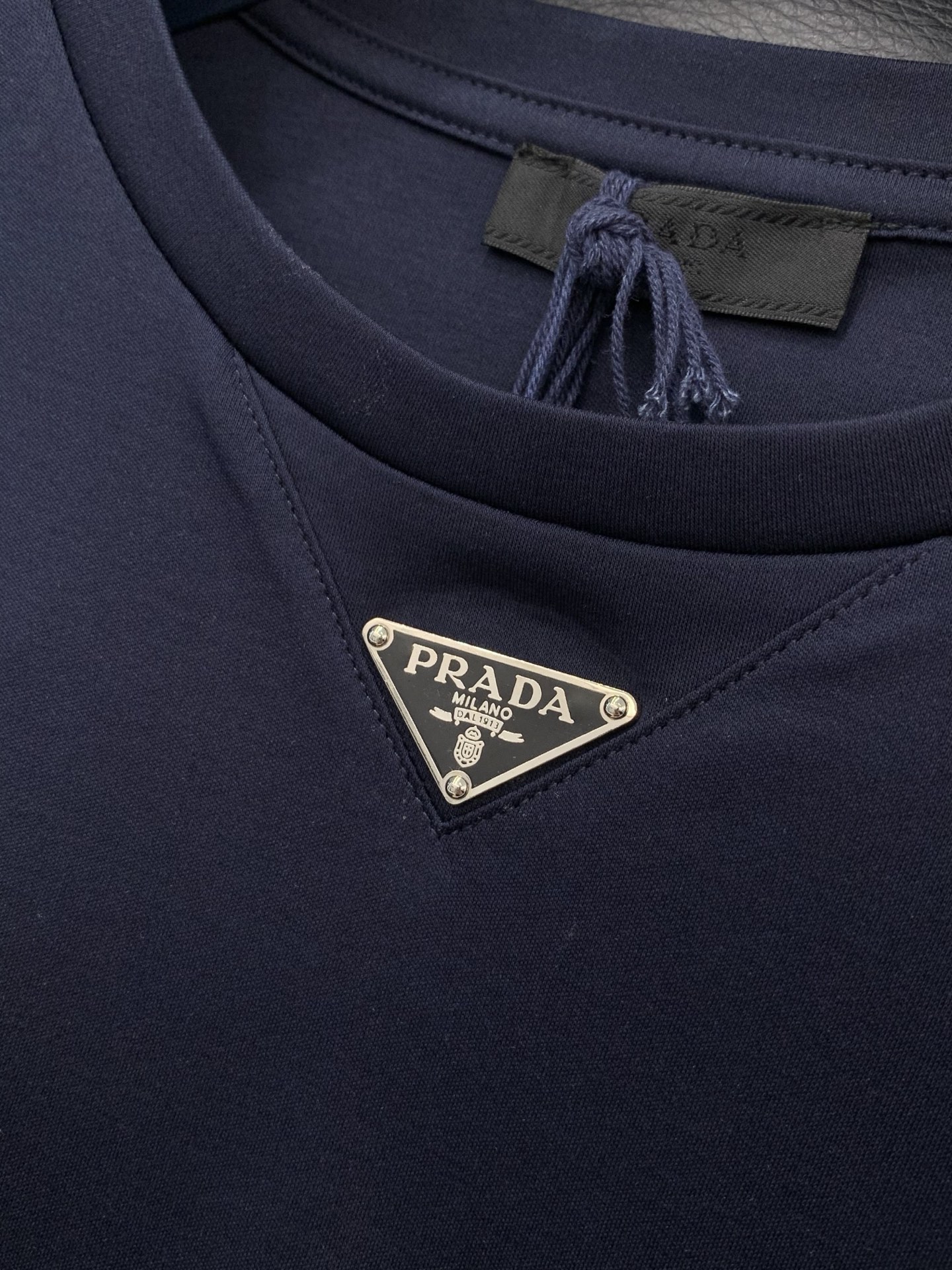 ，PRADA 普拉达，2026夏季最新品，专柜同步有售，时尚休闲圆领短袖T恤，进口原版面料，做工极为复杂