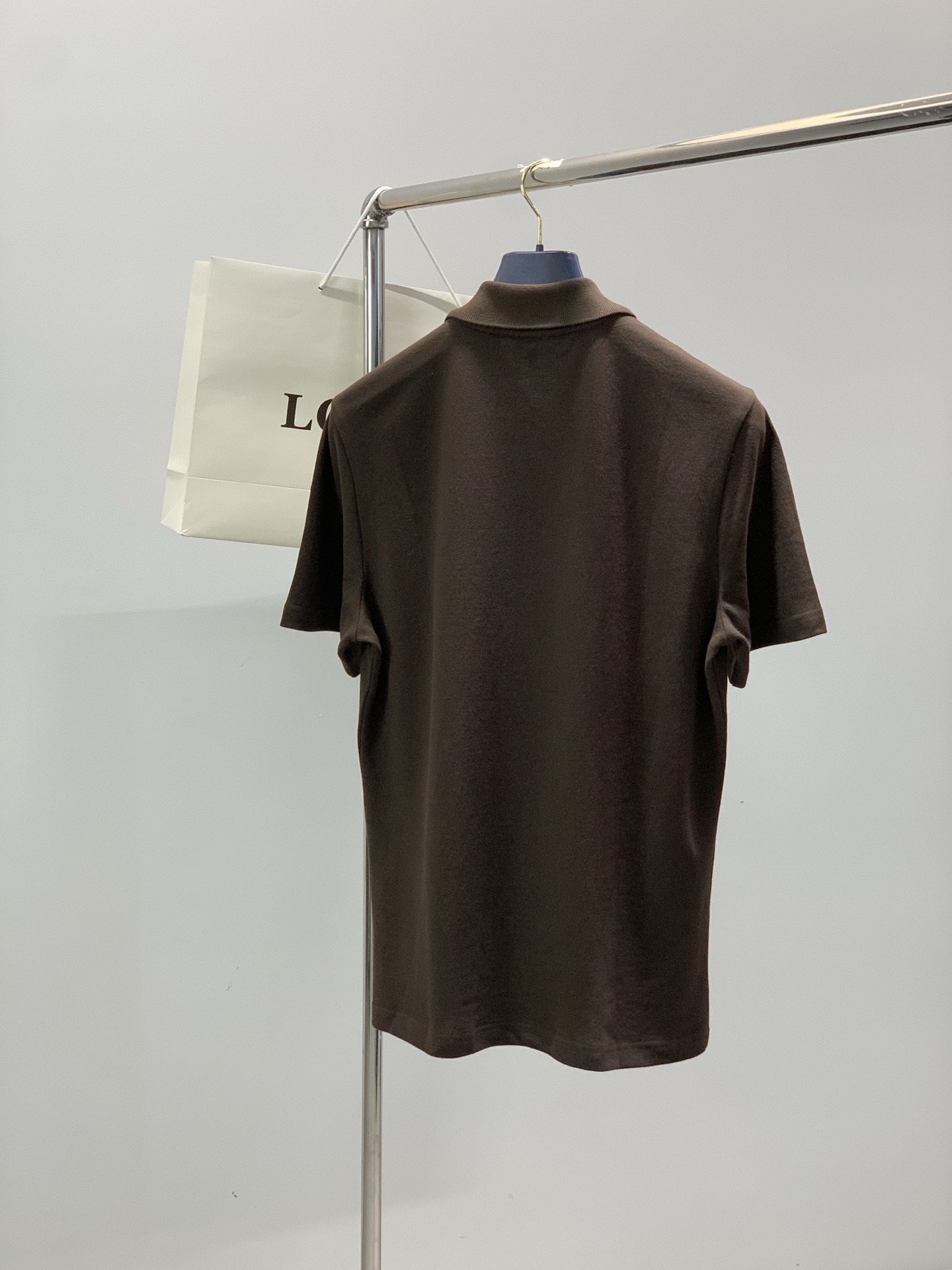 ，Loewe 罗意威，2026夏季最新款，专柜同步有售，原单狠货，时尚休闲翻领短袖T恤，上身很有特点！吸
