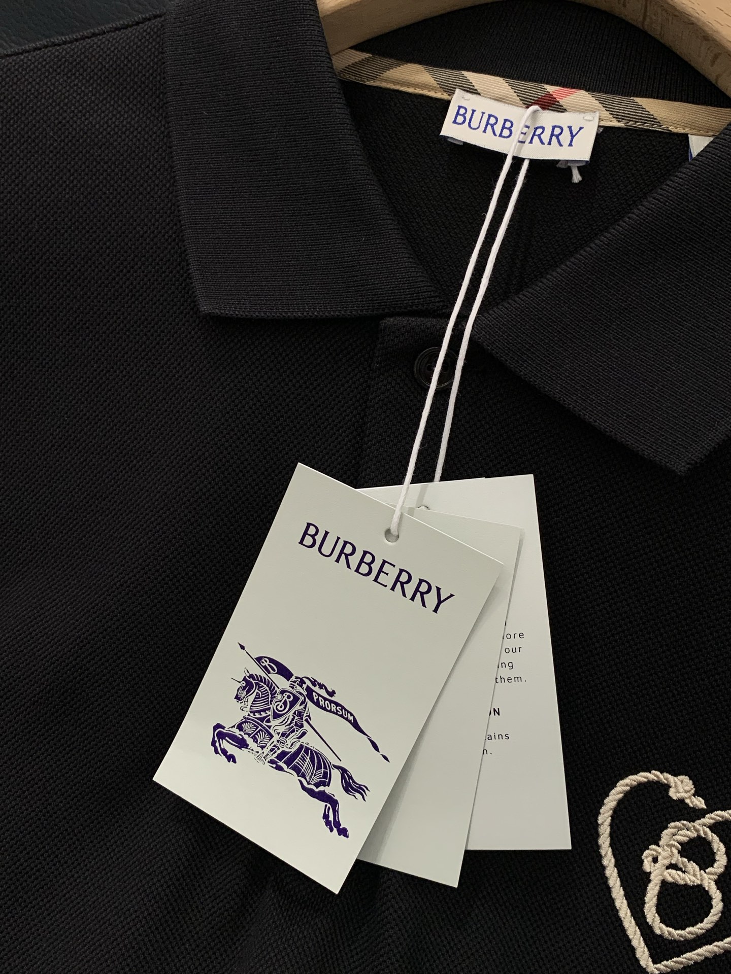 ，Burberry 巴宝莉，2026夏季最新品，专柜同步有售，原单狠货，时尚休闲翻领短袖T恤，进口原版面