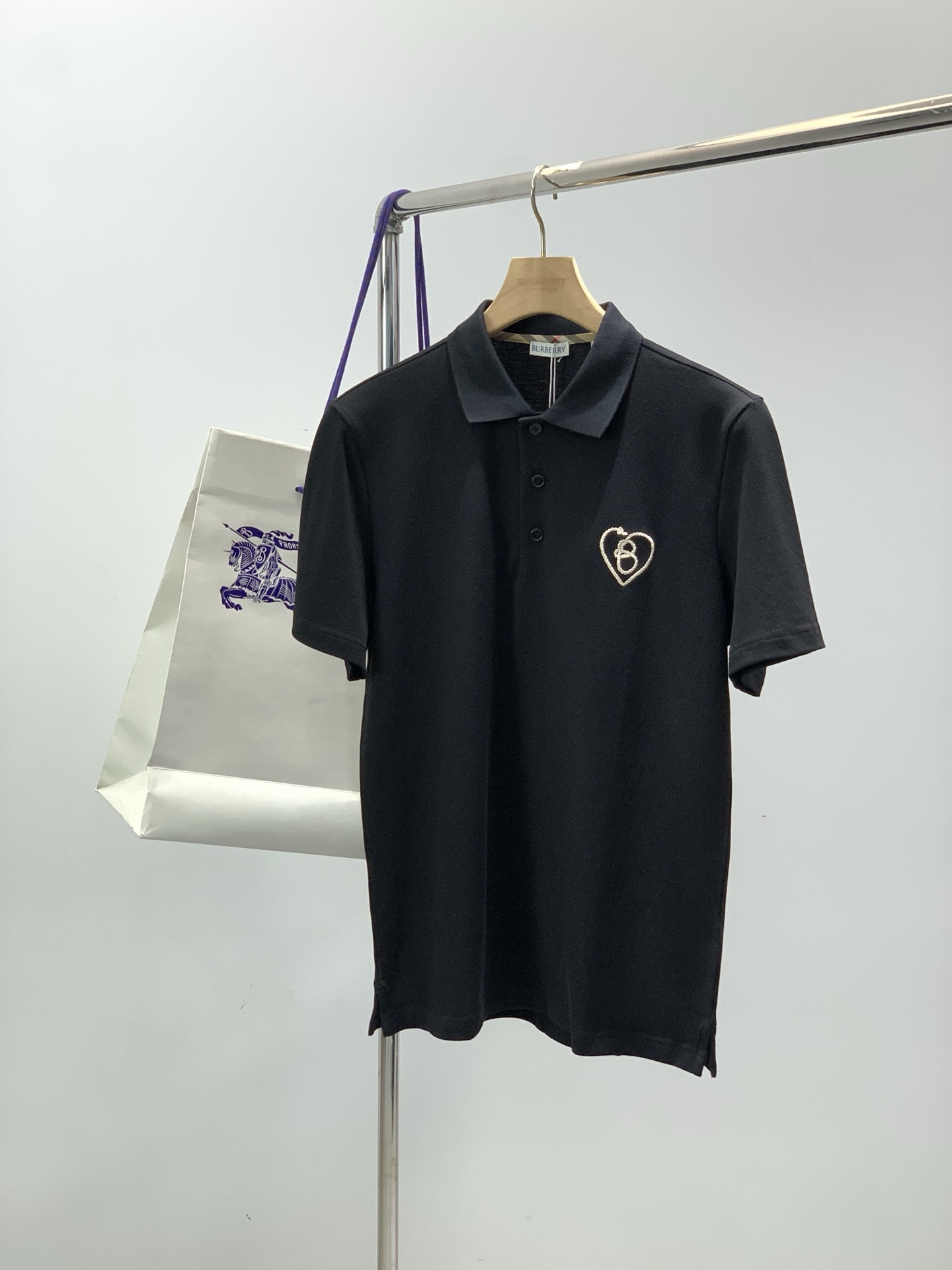 ，Burberry 巴宝莉，2026夏季最新品，专柜同步有售，原单狠货，时尚休闲翻领短袖T恤，进口原版面