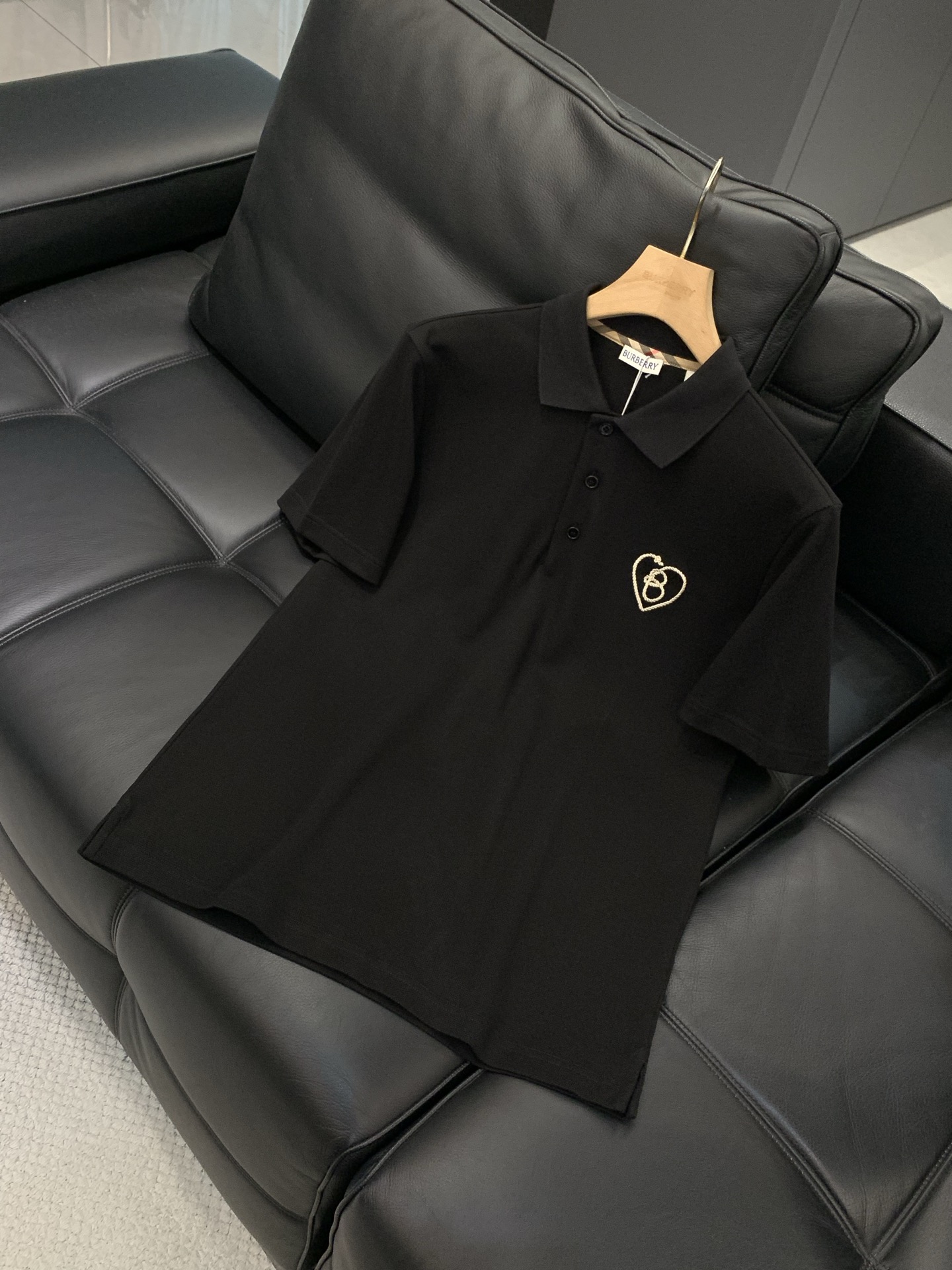 ，Burberry 巴宝莉，2026夏季最新品，专柜同步有售，原单狠货，时尚休闲翻领短袖T恤，进口原版面